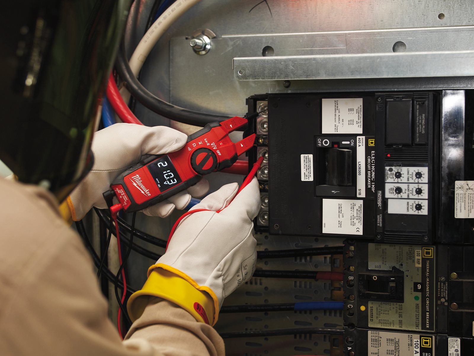 Aparat de măsură cu fălci pentru electricieni Milwaukee 2205-40 - in utilizare 1