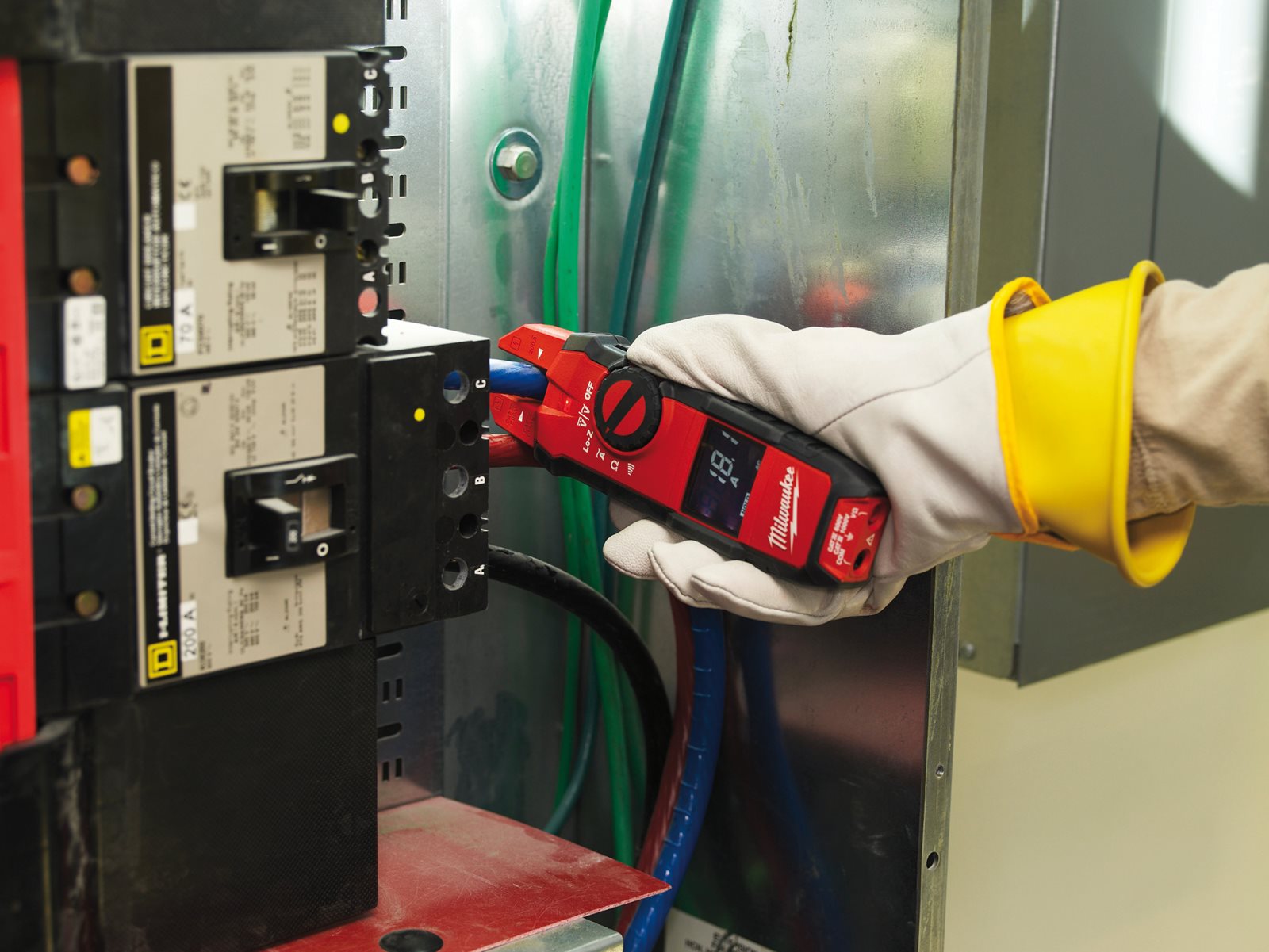 Aparat de măsură cu fălci pentru electricieni Milwaukee 2205-40 - in utilizare 2