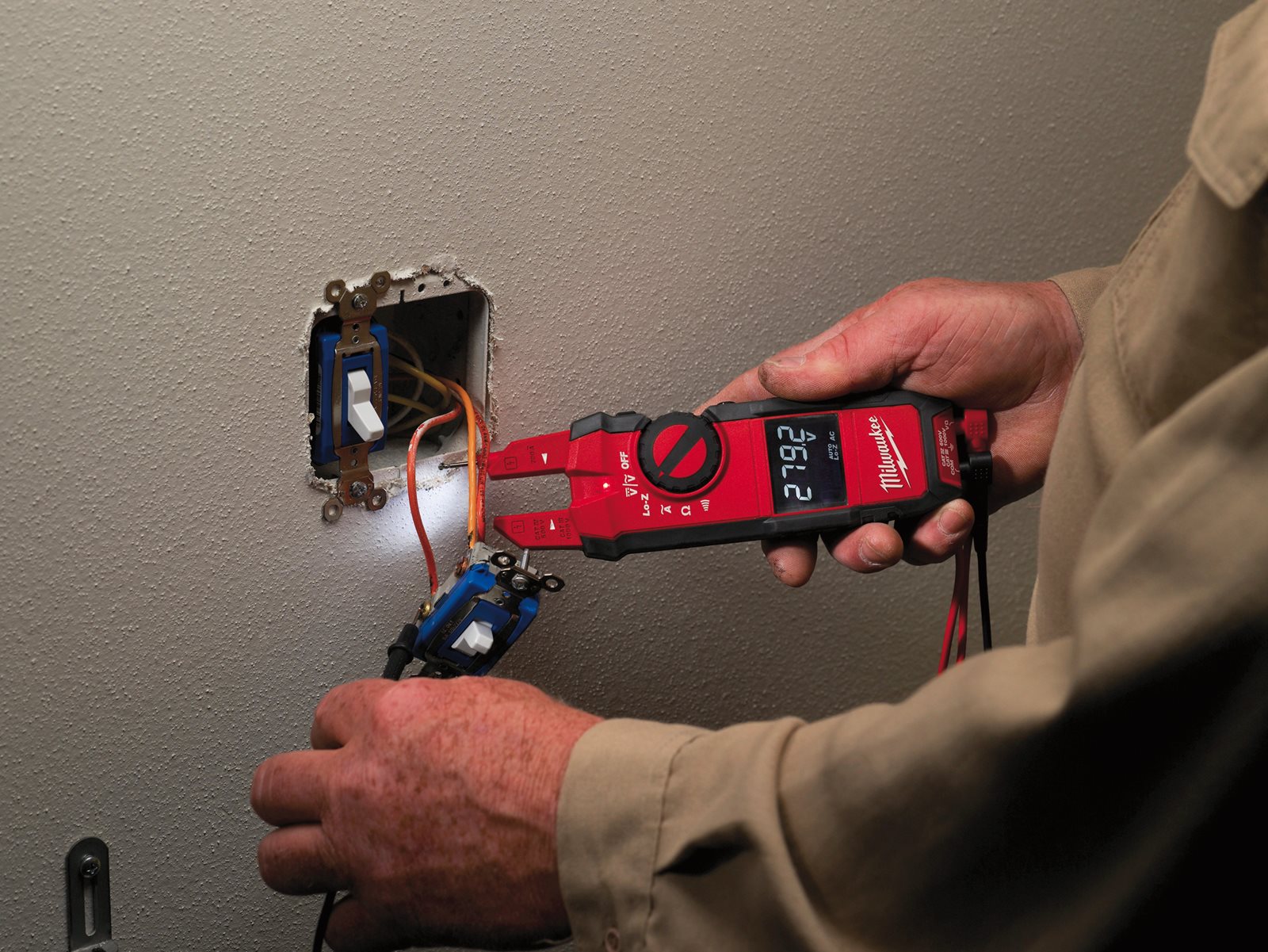 Aparat de măsură cu fălci pentru electricieni Milwaukee 2205-40 - in utilizare 3