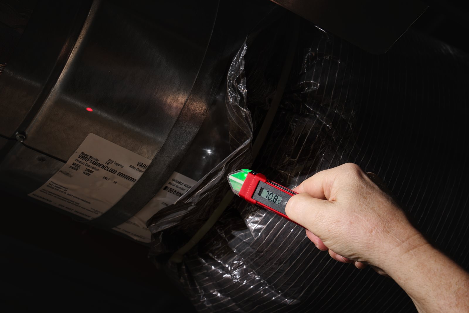 Detector de tensiune fără contact cu termometru laser Milwaukee 2225-20 - in utilizare 1