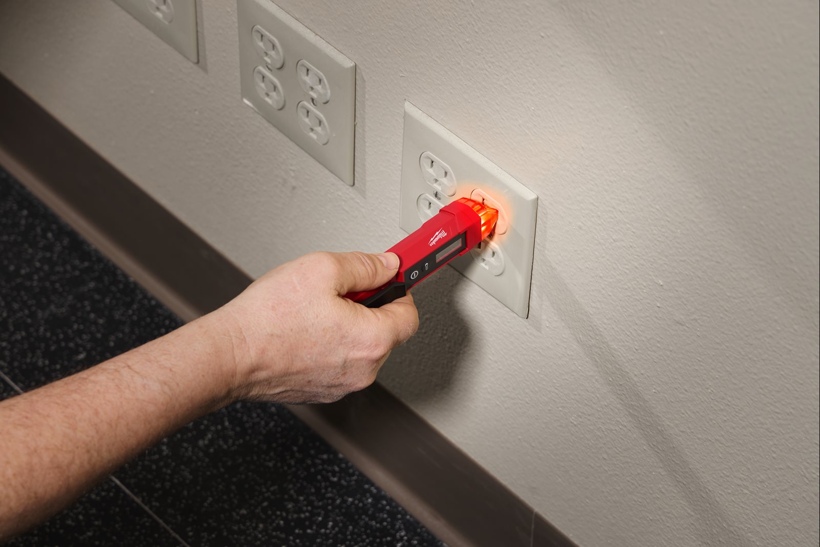 Detector de tensiune fără contact cu termometru laser Milwaukee 2225-20 - in utilizare 2