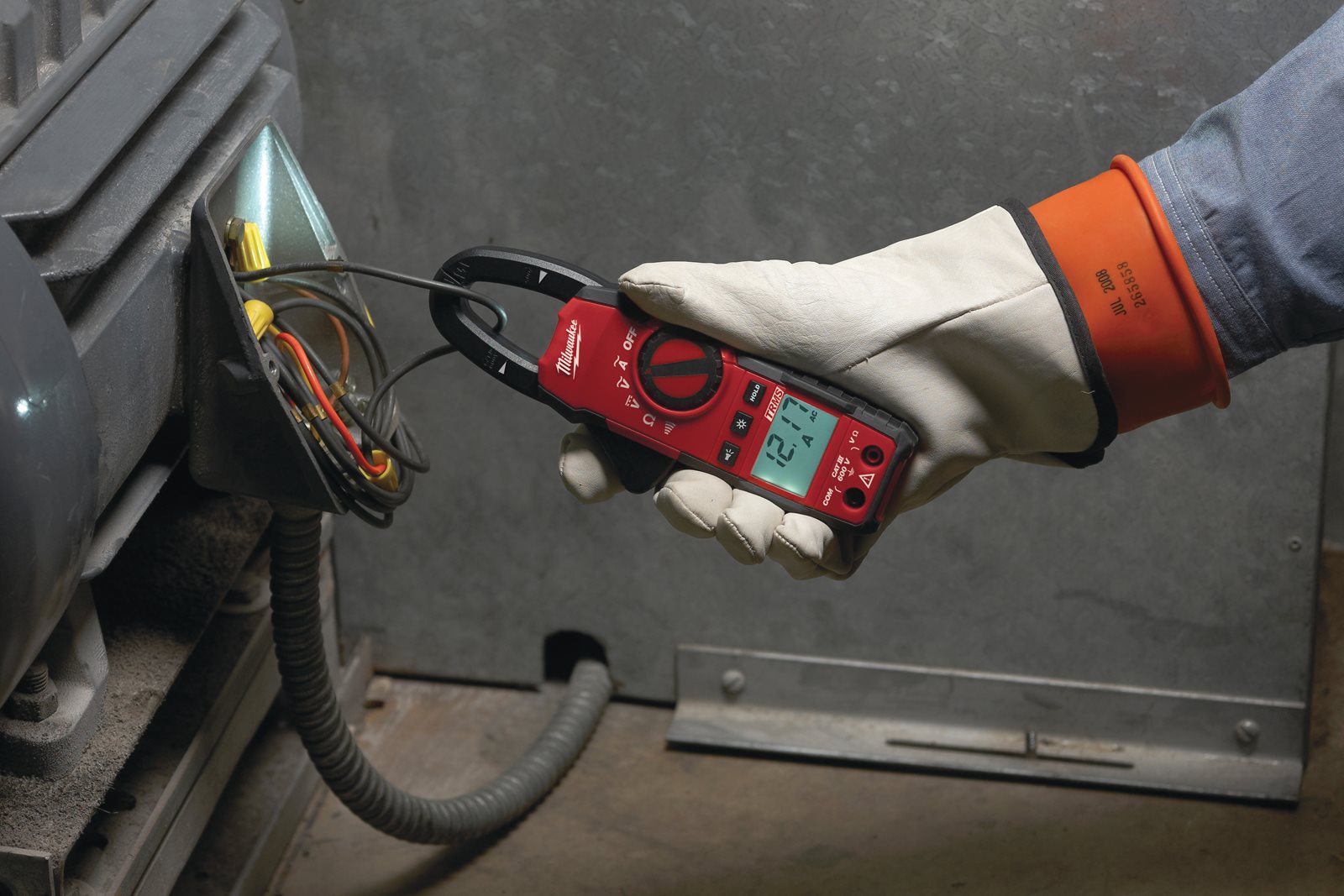 Clește ampermetru Milwaukee 2235-40 - in utilizare 1