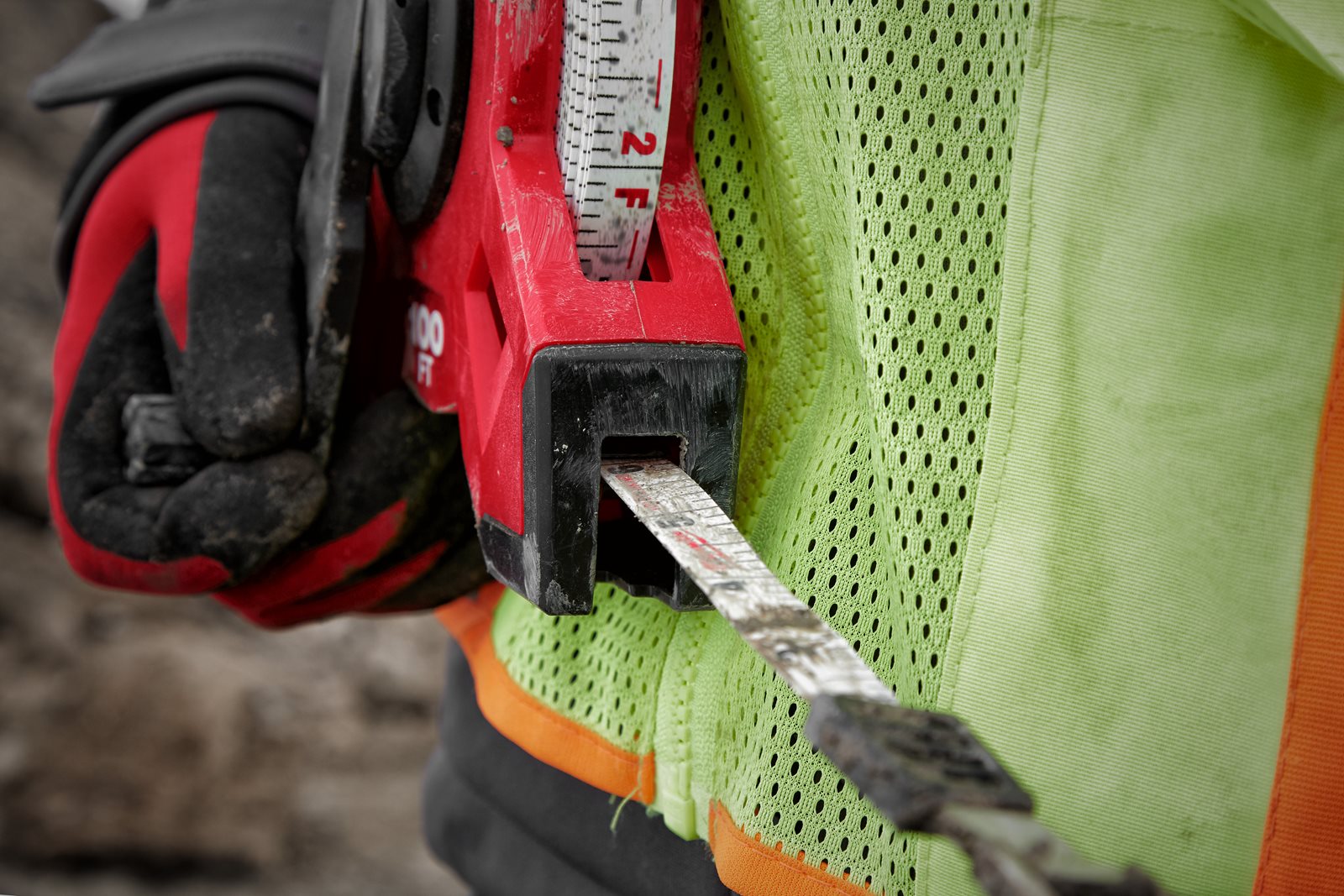 Rulete lungi cu fibră de sticlă Milwaukee LTF30-100 - in utilizare 3
