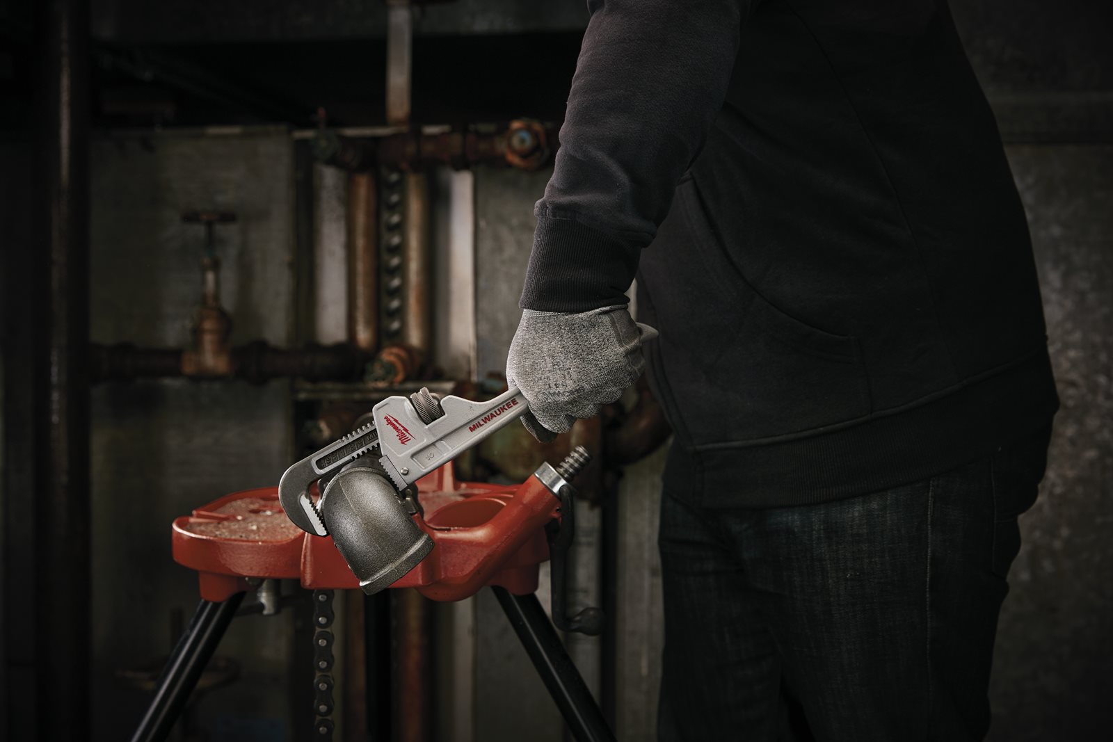 Chei pentru țevi din oțel și aluminiu Milwaukee 48227110 - in utilizare 1