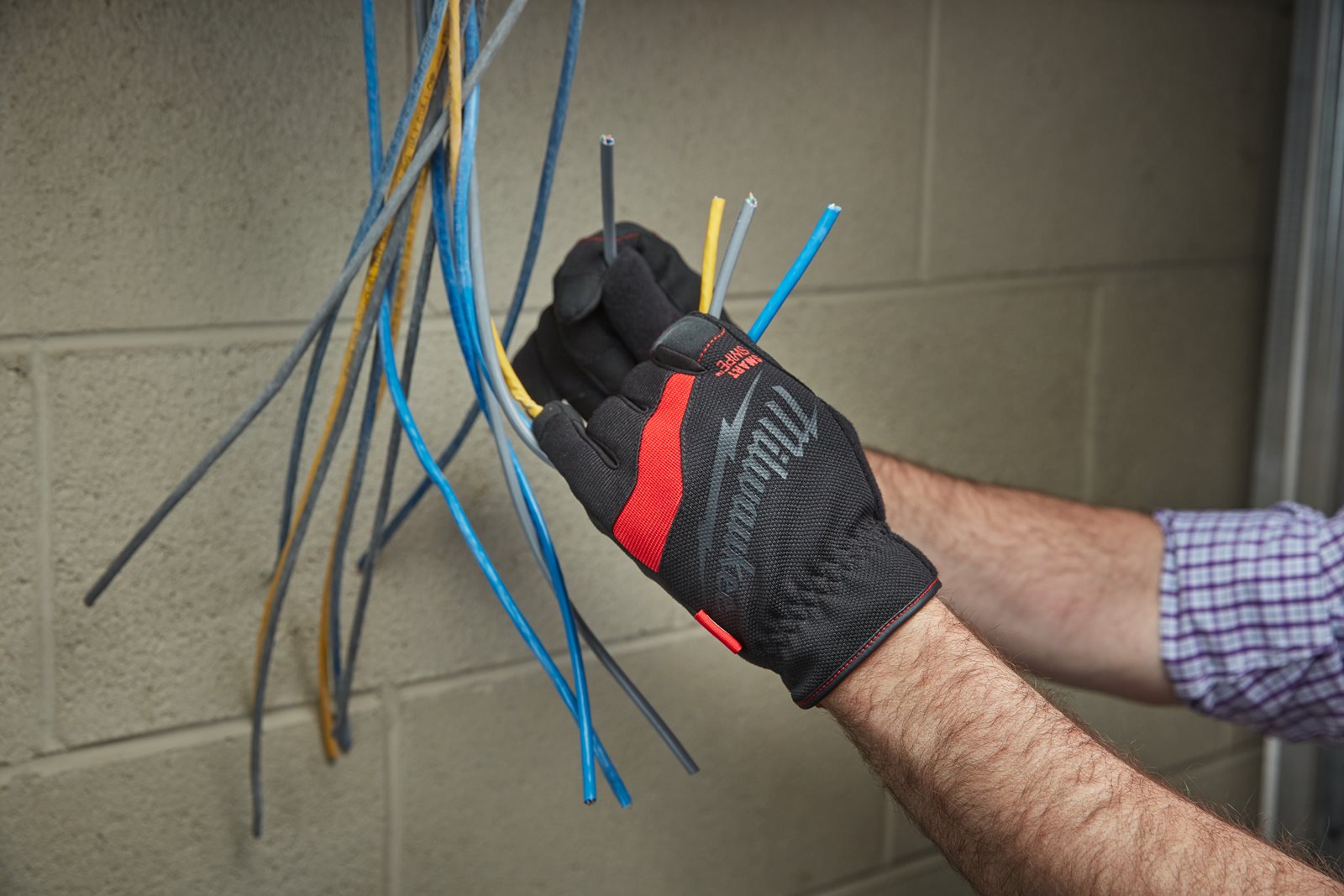 Mănuși de protecție Free-Flex 1pc Milwaukee - in utilizare 3