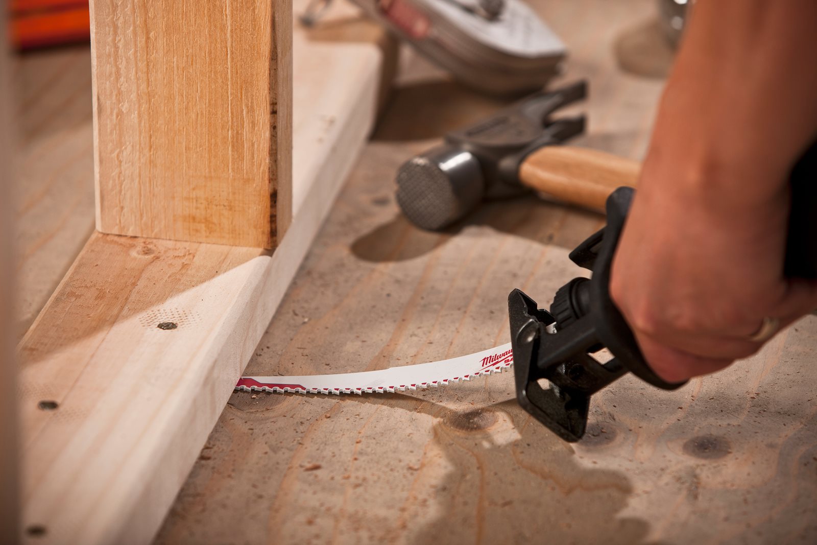 Lemn cu cuie: Pânze Heavy Duty AX pentru lucrări de demolare 25 buc Milwaukee 48008021 - in utilizare 3