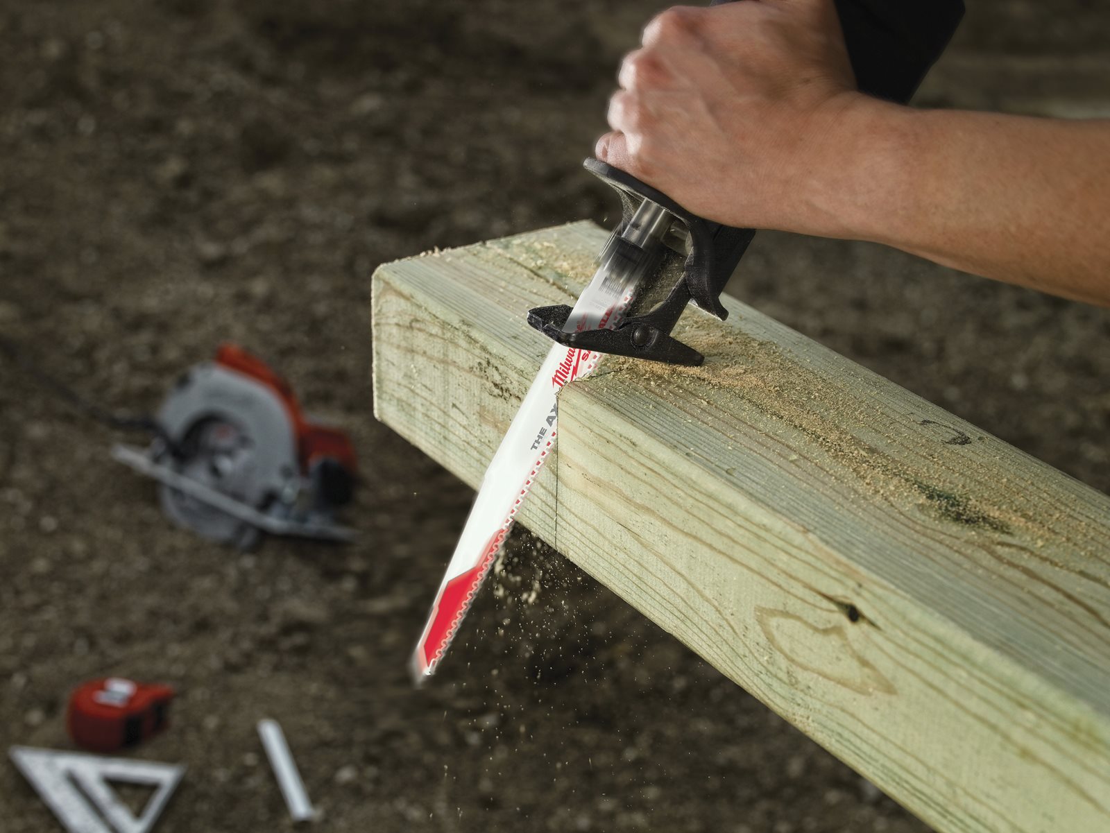 Lemn cu cuie: Pânze Heavy Duty AX pentru lucrări de demolare 25 buc Milwaukee 48008021 - in utilizare 4