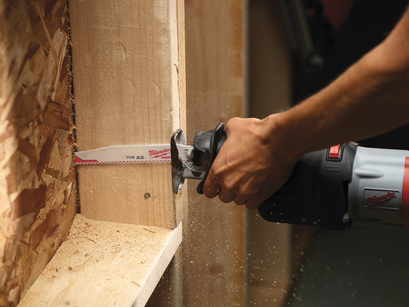 Lemn cu cuie: Pânze Heavy Duty AX pentru lucrări de demolare 25 buc Milwaukee 48008021 - in utilizare 6