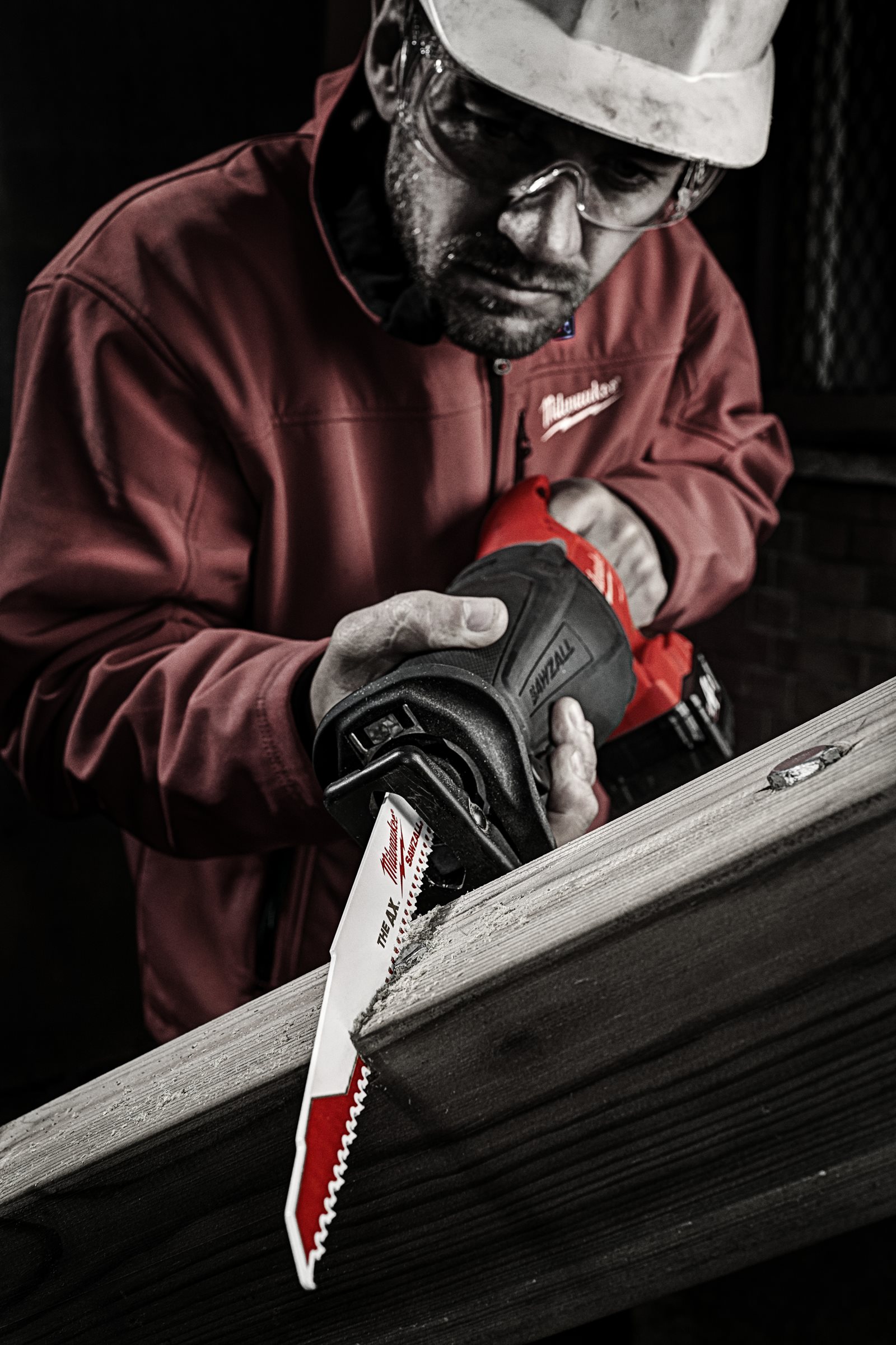 Lemn cu cuie: Pânze Heavy Duty AX pentru lucrări de demolare 25 buc Milwaukee 48008021 - in utilizare 9