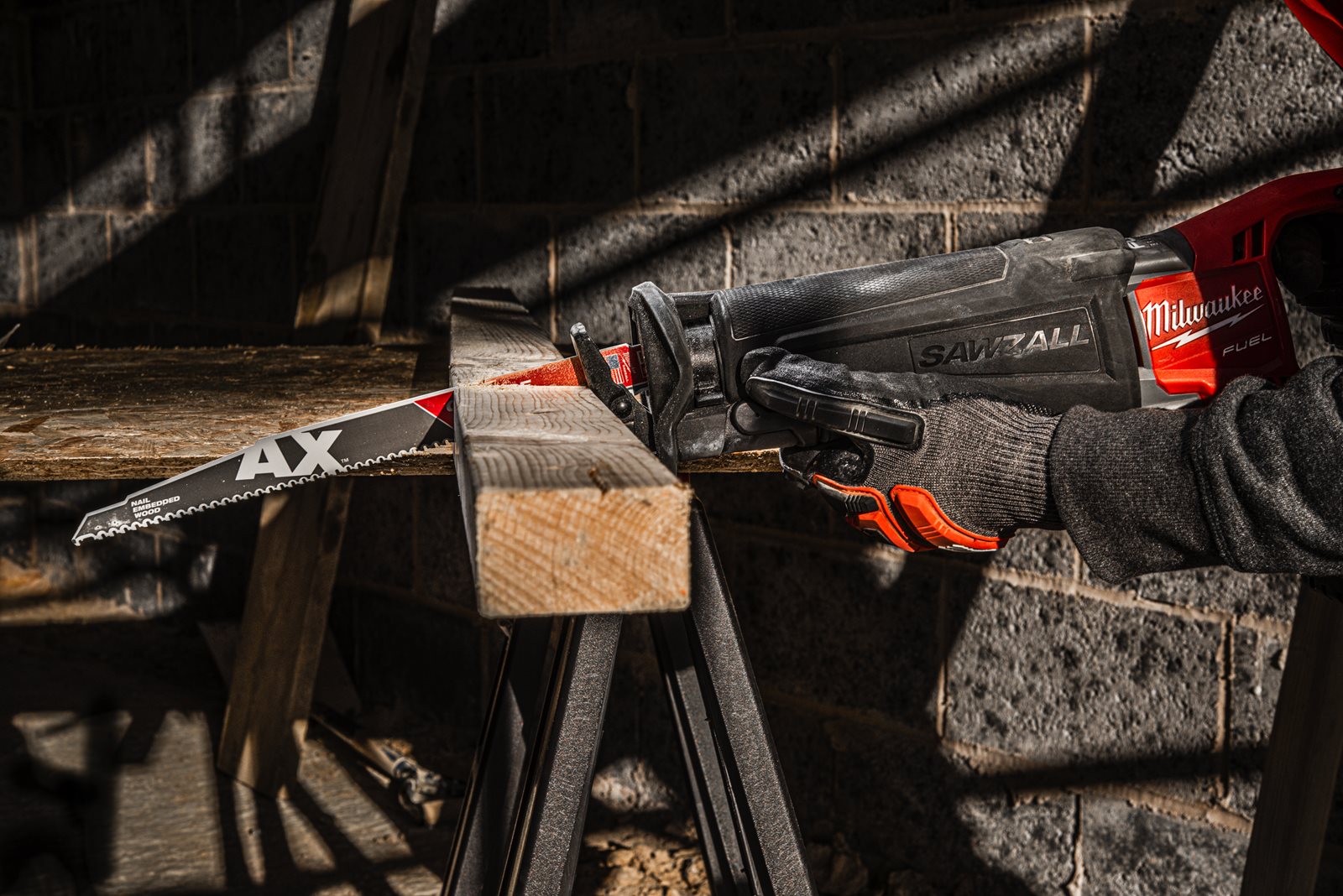 Lemn cu cuie: Pânze Heavy Duty AX cu dinți din carbură pentru lucrări de demolare 150mm Milwaukee - in utilizare 2