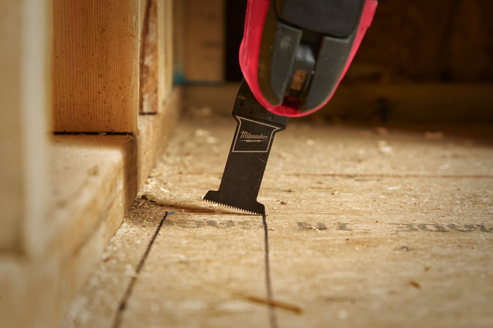 Accesorii pentru unelte multi-funcționale - pânze lemn OPEN-LOK 35mm Milwaukee 48851101 - in utilizare 1