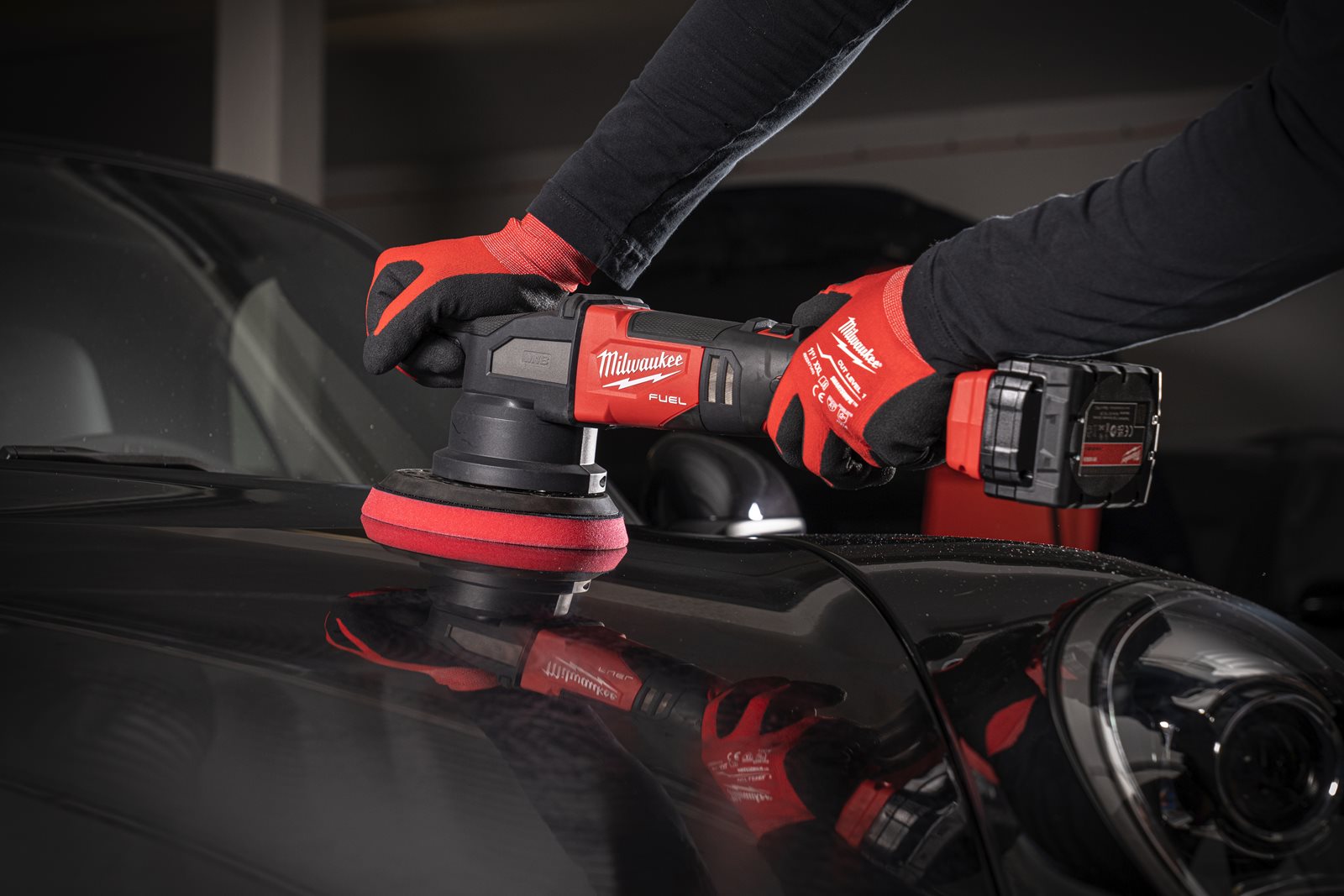 Accesorii premium pentru lustruire - Prindere cu scai ⌀ 125 mm Milwaukee 4932430394 - in utilizare 1