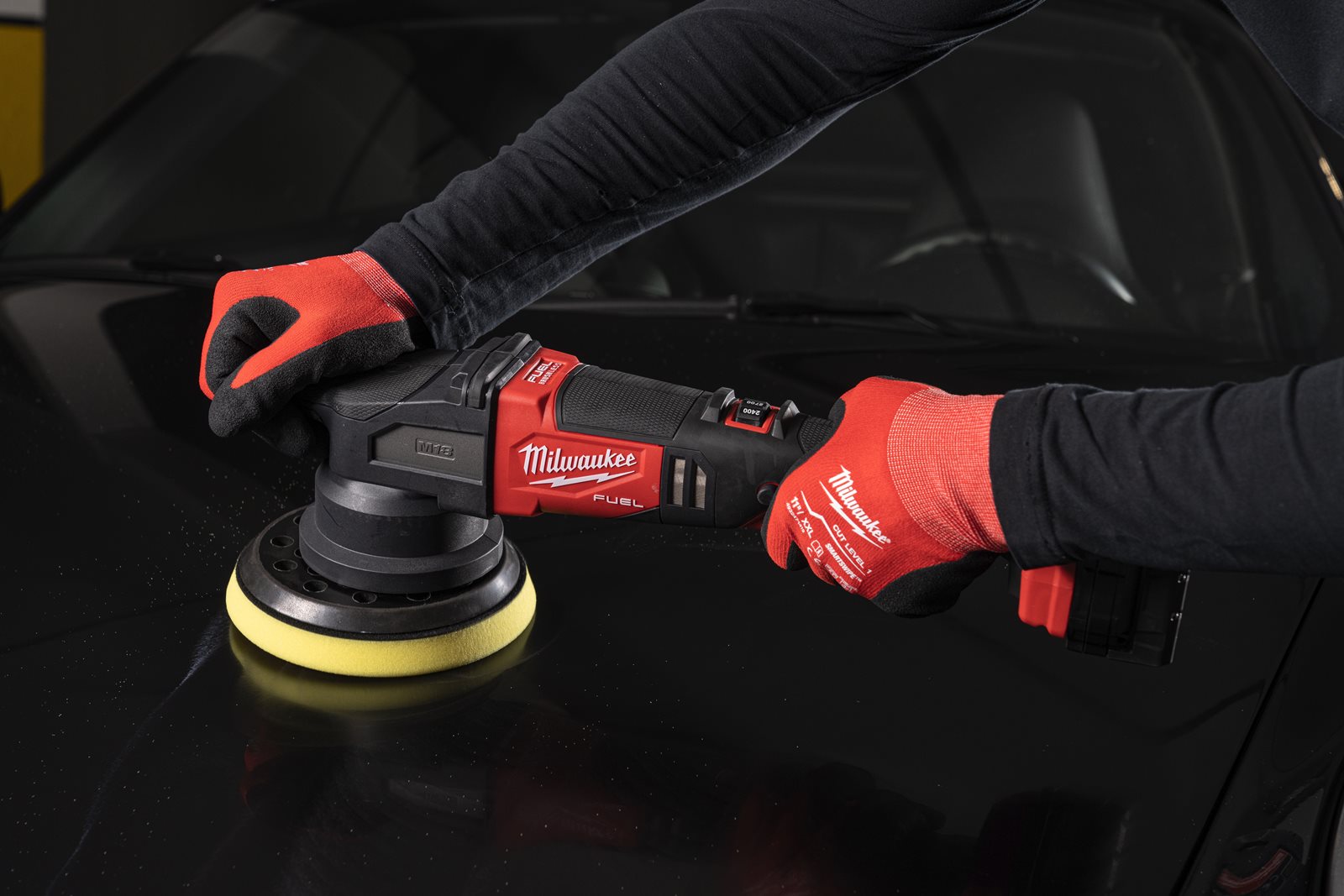 Accesorii premium pentru lustruire - Prindere cu scai ⌀ 125 mm Milwaukee 4932430394 - in utilizare 3