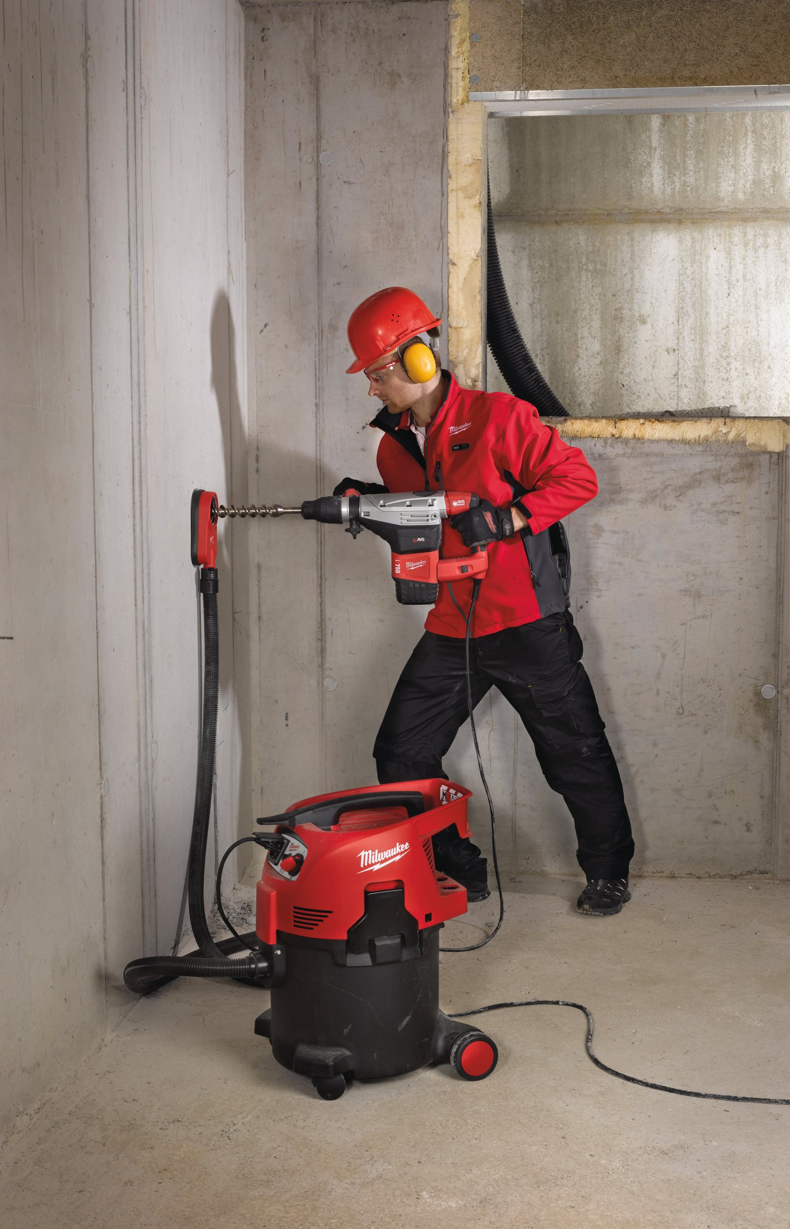 Extragere praf - ciocan rotopercutor Milwaukee 4932430446 - in utilizare 1