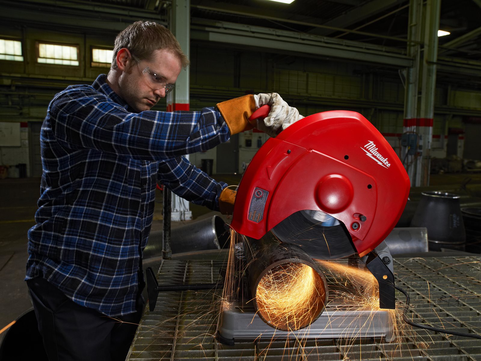 Discuri pentru debitare metal pentru fierăstraie PRO+ 25 mm Milwaukee - in utilizare 2