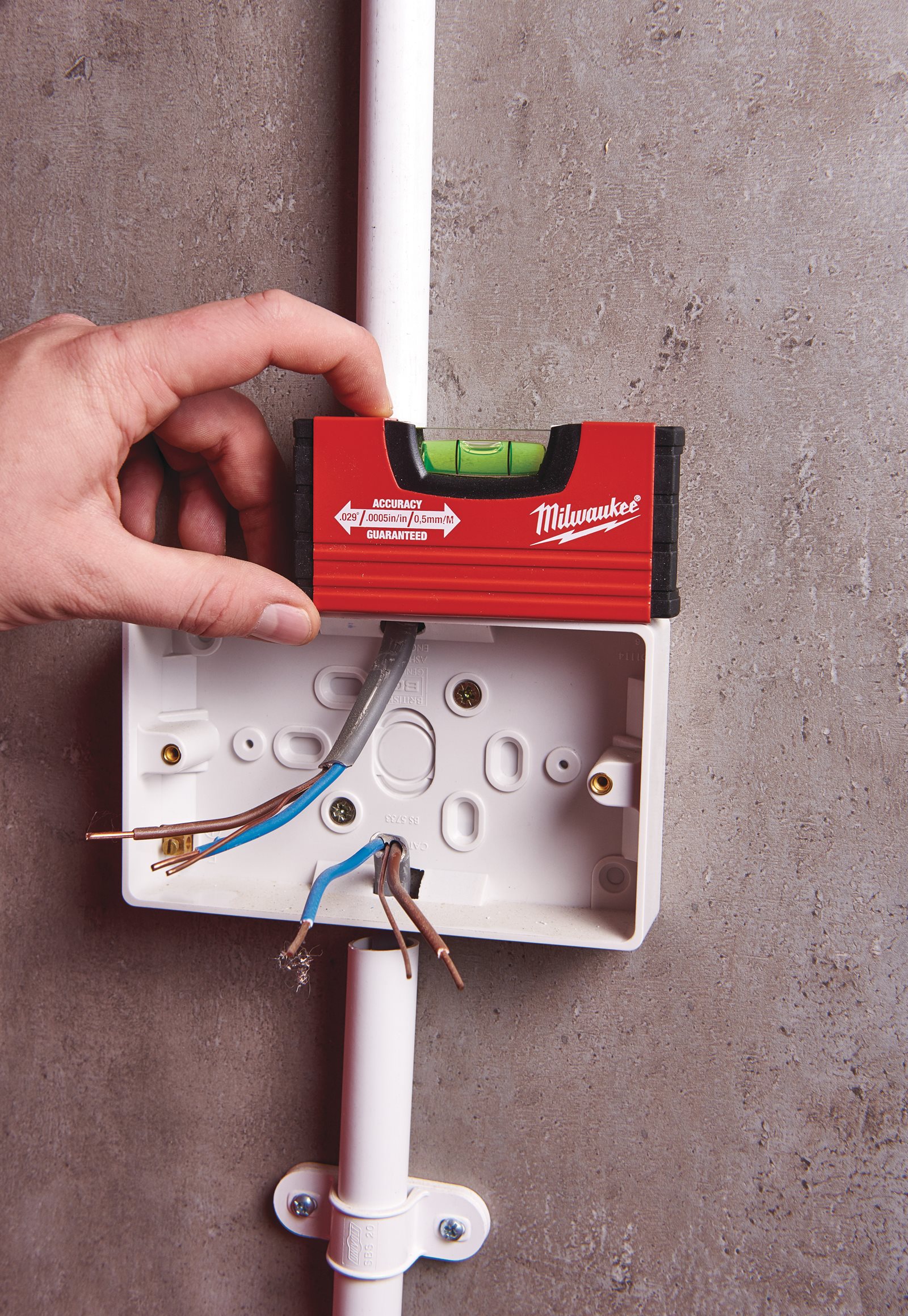 Nivelă de buzunar Minibox 10 cm Milwaukee - in utilizare 1