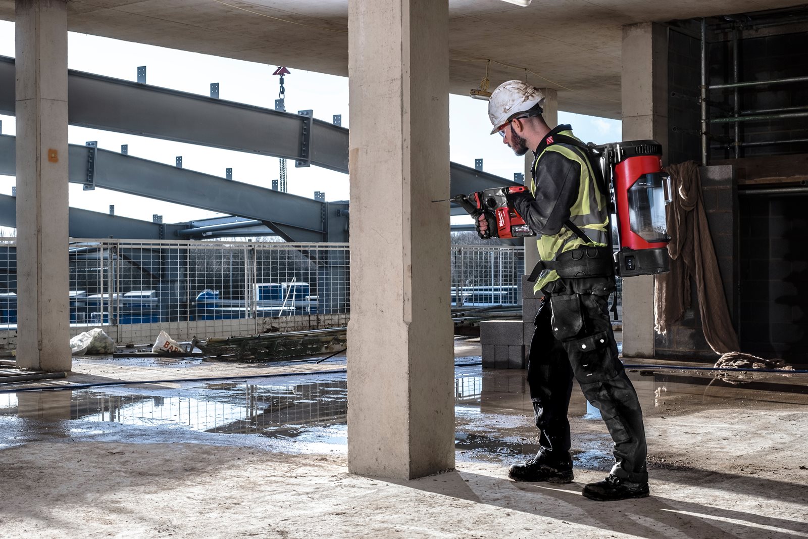 Burghie fără praf SDS-Plus - 4 tăișuri - Design dintr-o bucată 12 mm Milwaukee - in utilizare 1
