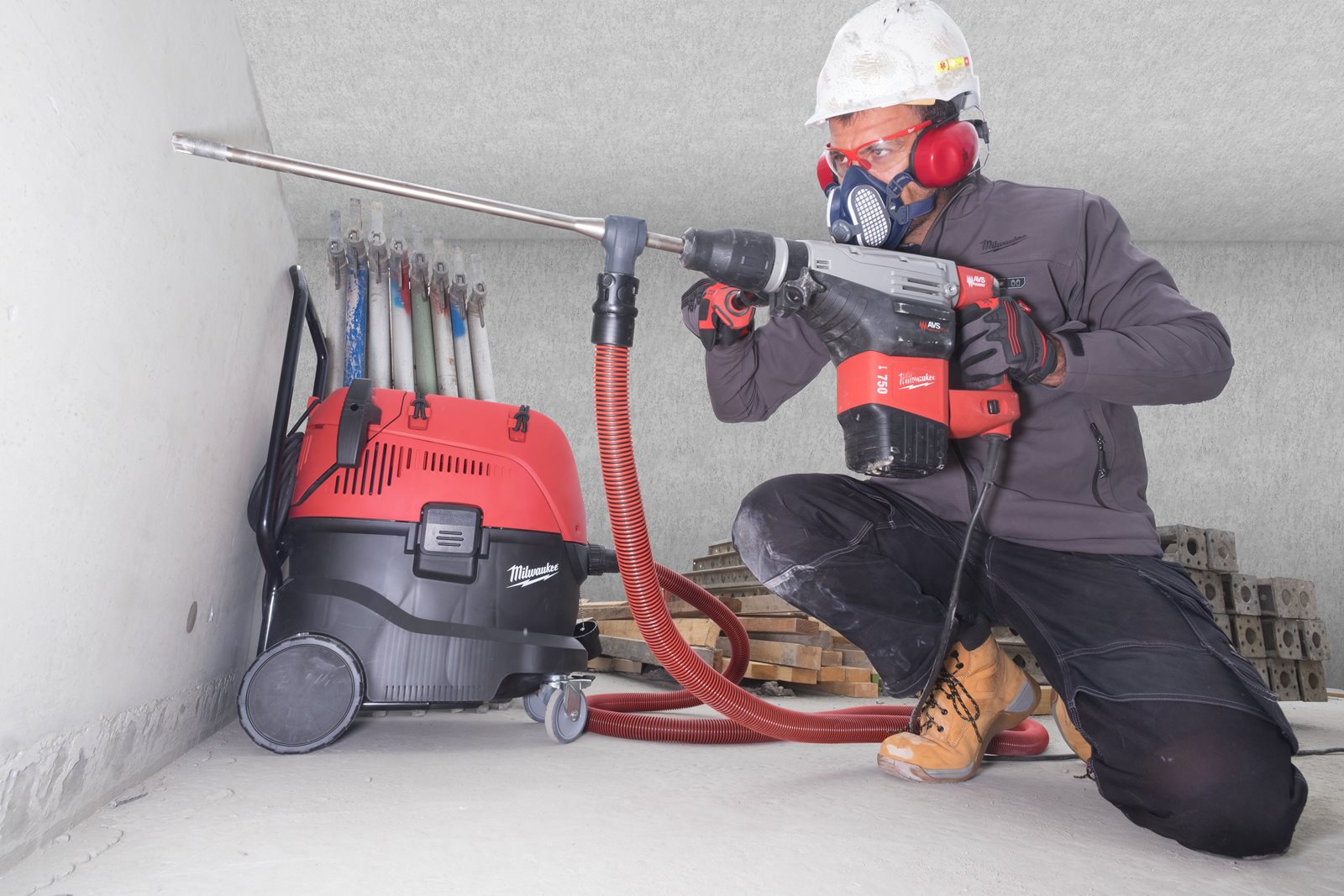 Burghie fără praf SDS-Max - 4 tăișuri - Design dintr-o bucată 16 mm Milwaukee - in utilizare 1