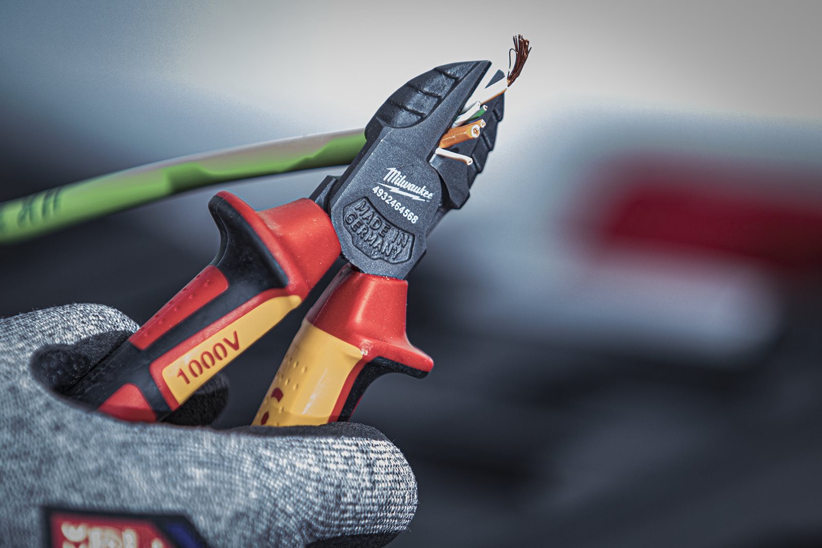 Clești cu tăiș lateral VDE 145mm Milwaukee - in utilizare 1