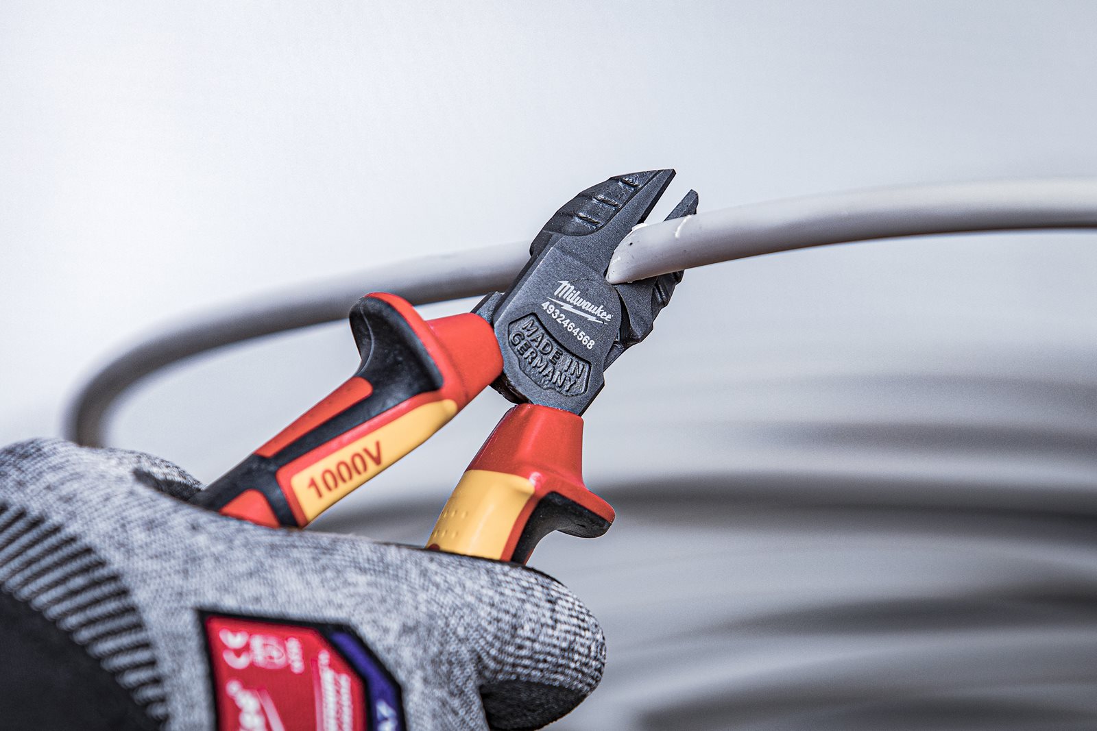 Clești cu tăiș lateral VDE 145mm Milwaukee - in utilizare 2