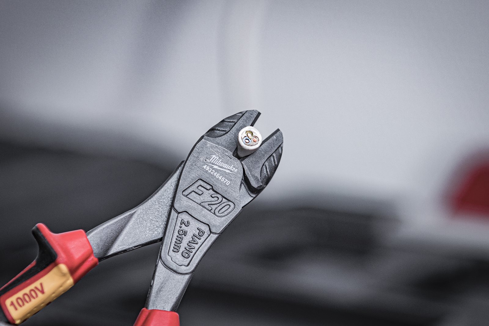 Clești tăiere diagonală VDE Heavy Duty 180mm Milwaukee - in utilizare 1