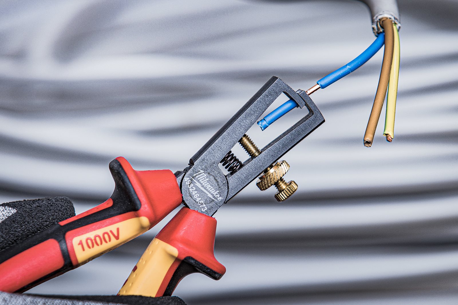 Clește dezizolare VDE 160mm Milwaukee - in utilizare 1