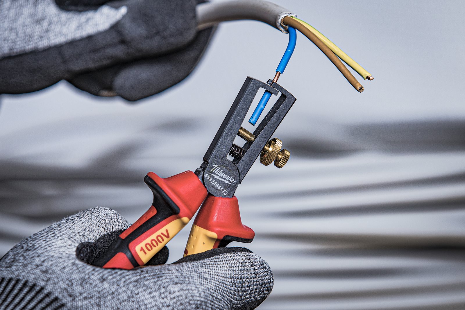 Clește dezizolare VDE 160mm Milwaukee - in utilizare 2