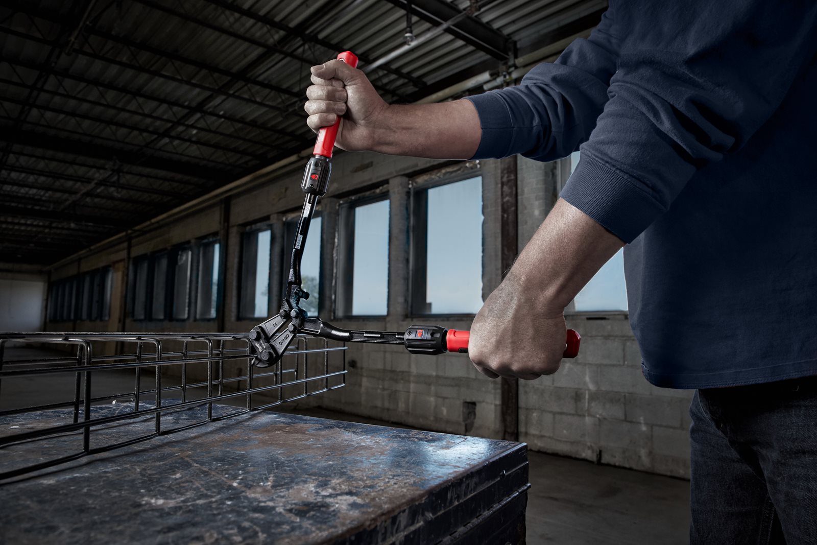 Clește pentru tăiat buloane și fier-beton 1pc Milwaukee 4932464850 - in utilizare 1