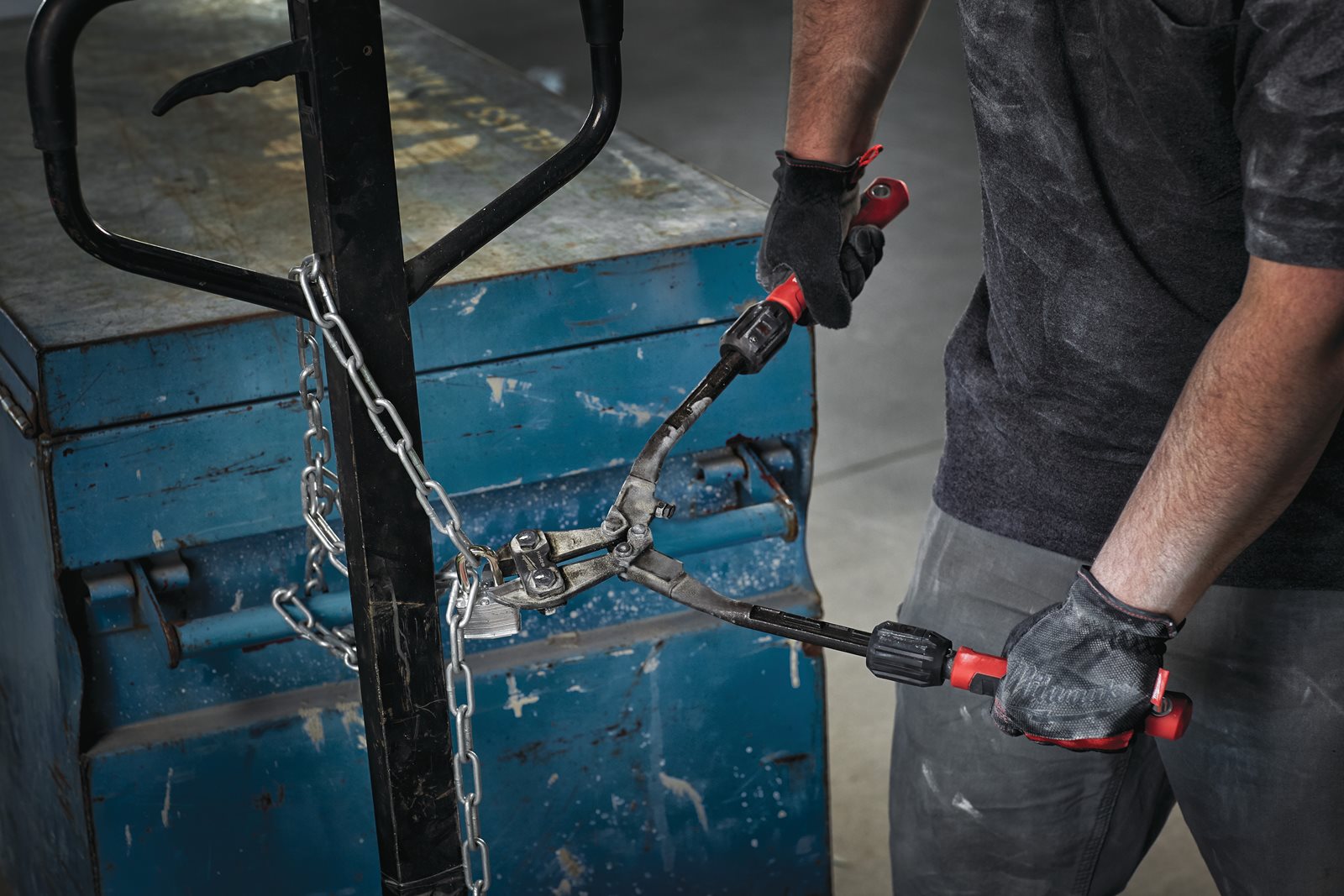 Clește pentru tăiat buloane și fier-beton 1pc Milwaukee 4932464850 - in utilizare 2