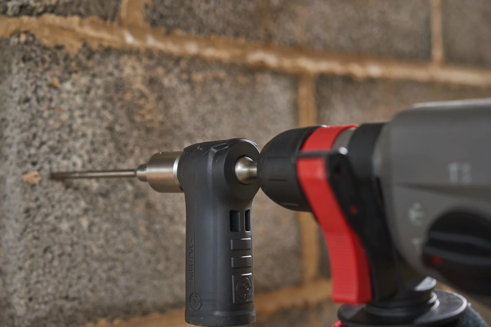 Burghie fără praf SDS-Plus - 4 tăișuri - Design dintr-o bucată 12 mm Milwaukee - in utilizare 2