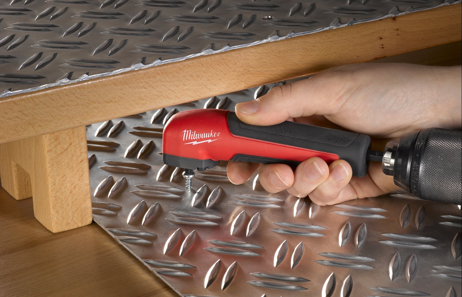Dispozitiv atașabil la unghi drept SHOCKWAVE 11pc Milwaukee - in utilizare 2