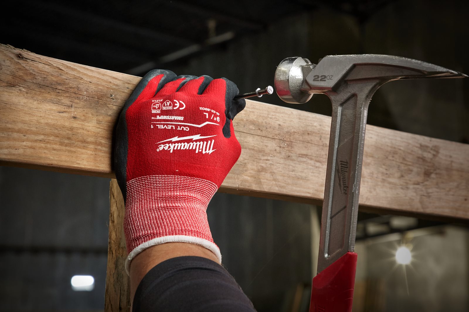 Mănuși rezistente la tăiere - A 1pc Milwaukee 4932471416 - in utilizare 2