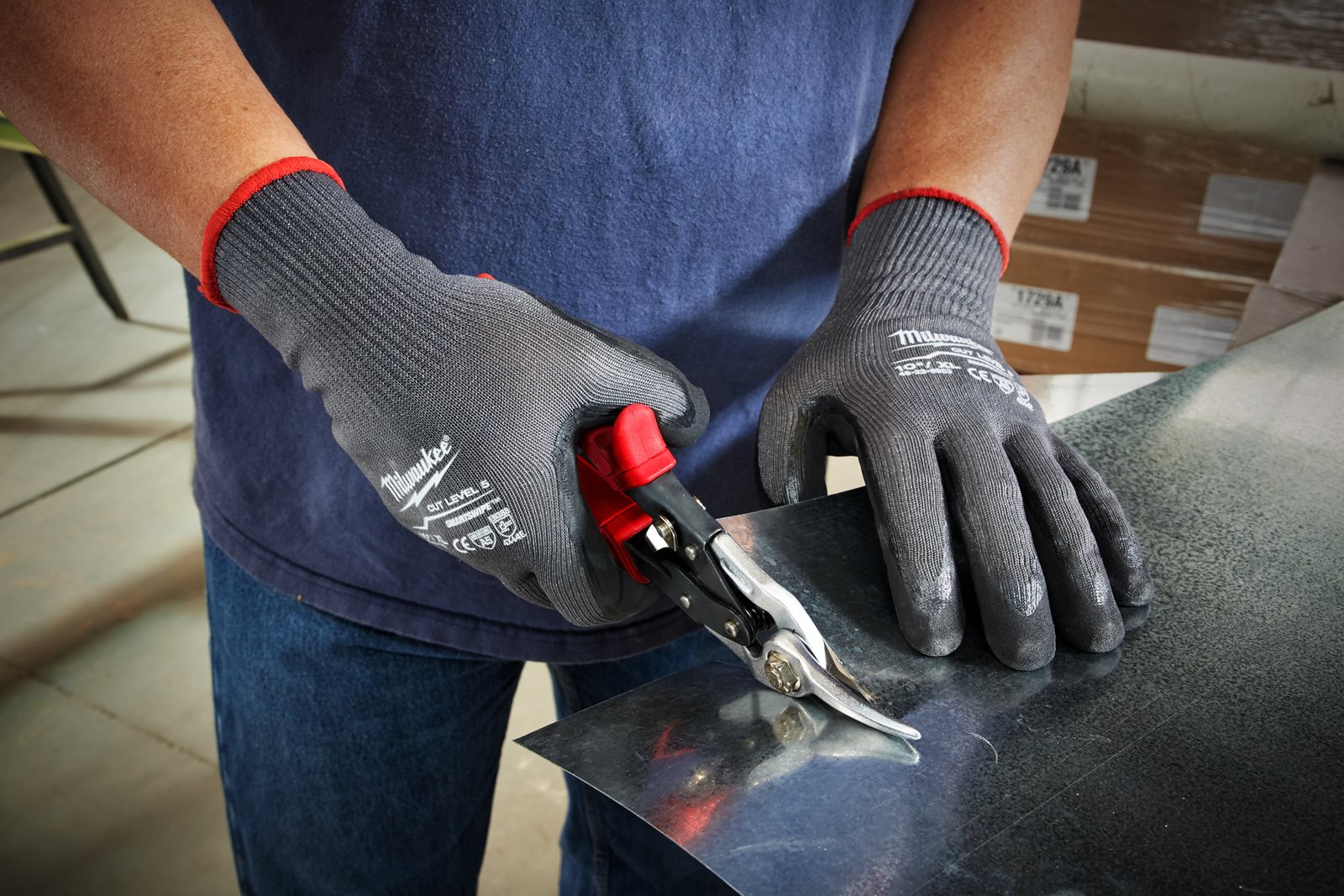 Mănuși rezistente la tăiere - E 1pc Milwaukee 4932471424 - in utilizare 2