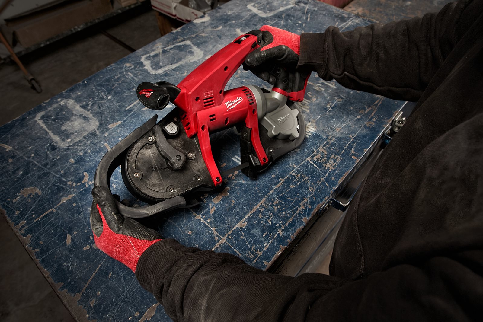 Protecții pentru fierăstrău cu bandă 1 Milwaukee 4932471458 - in utilizare 1