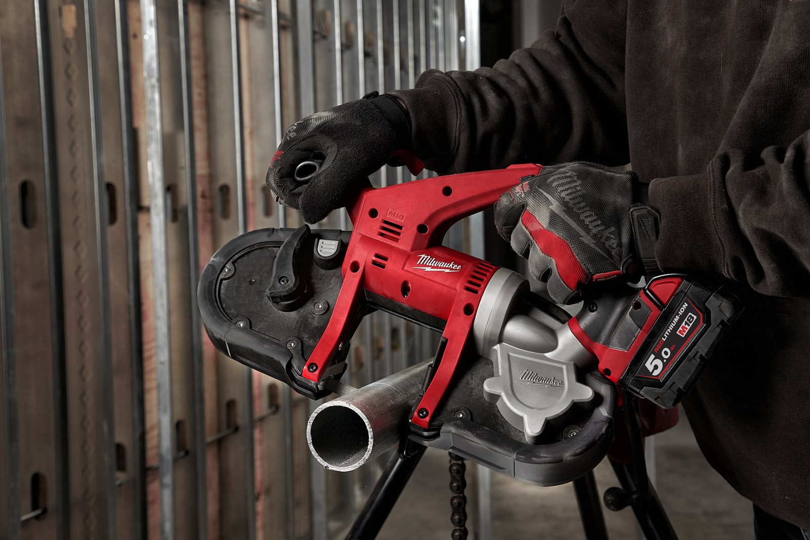 Protecții pentru fierăstrău cu bandă 1 Milwaukee 4932471458 - in utilizare 2