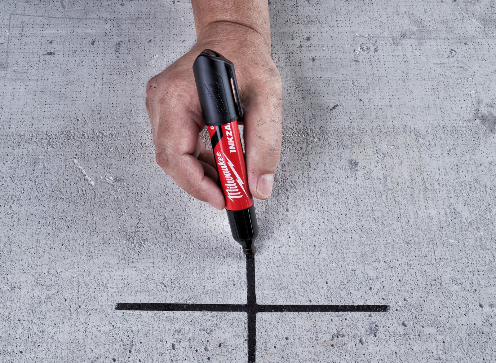 Markere INKZALL cu vârf lat Milwaukee 4932471554 - in utilizare 1