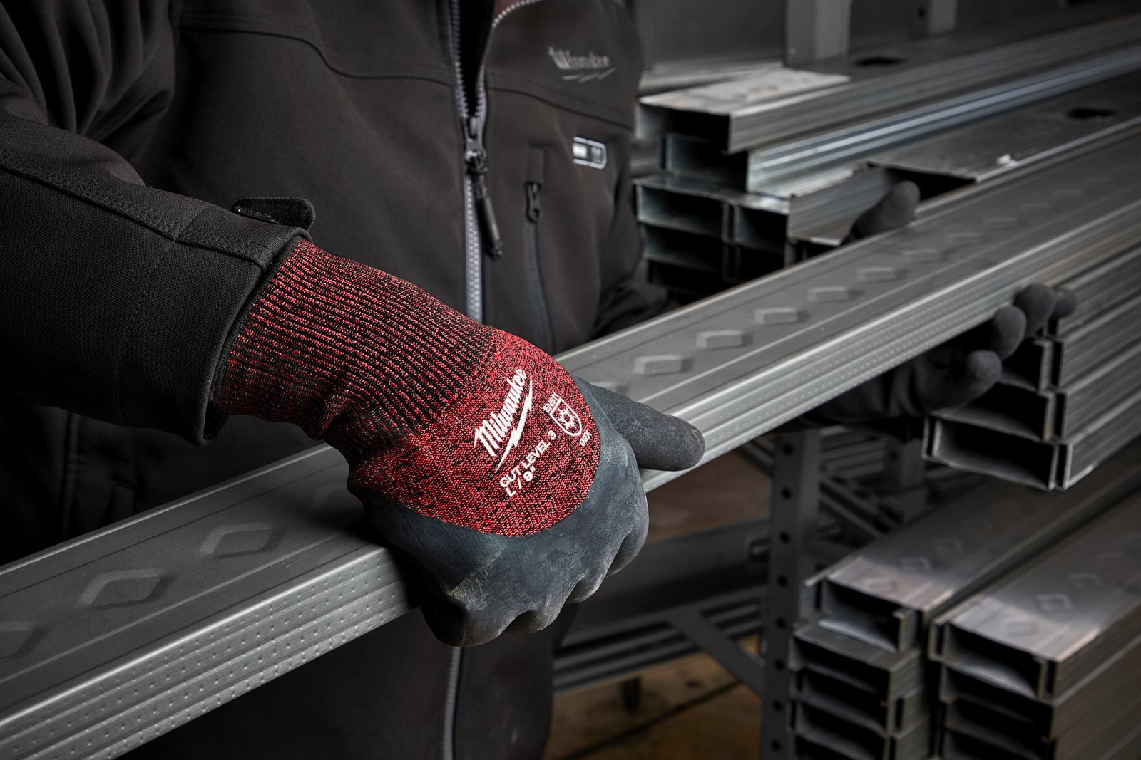 Mănuși iarnă - nivel de tăiere C 1pc Milwaukee 4932471347 - in utilizare 1