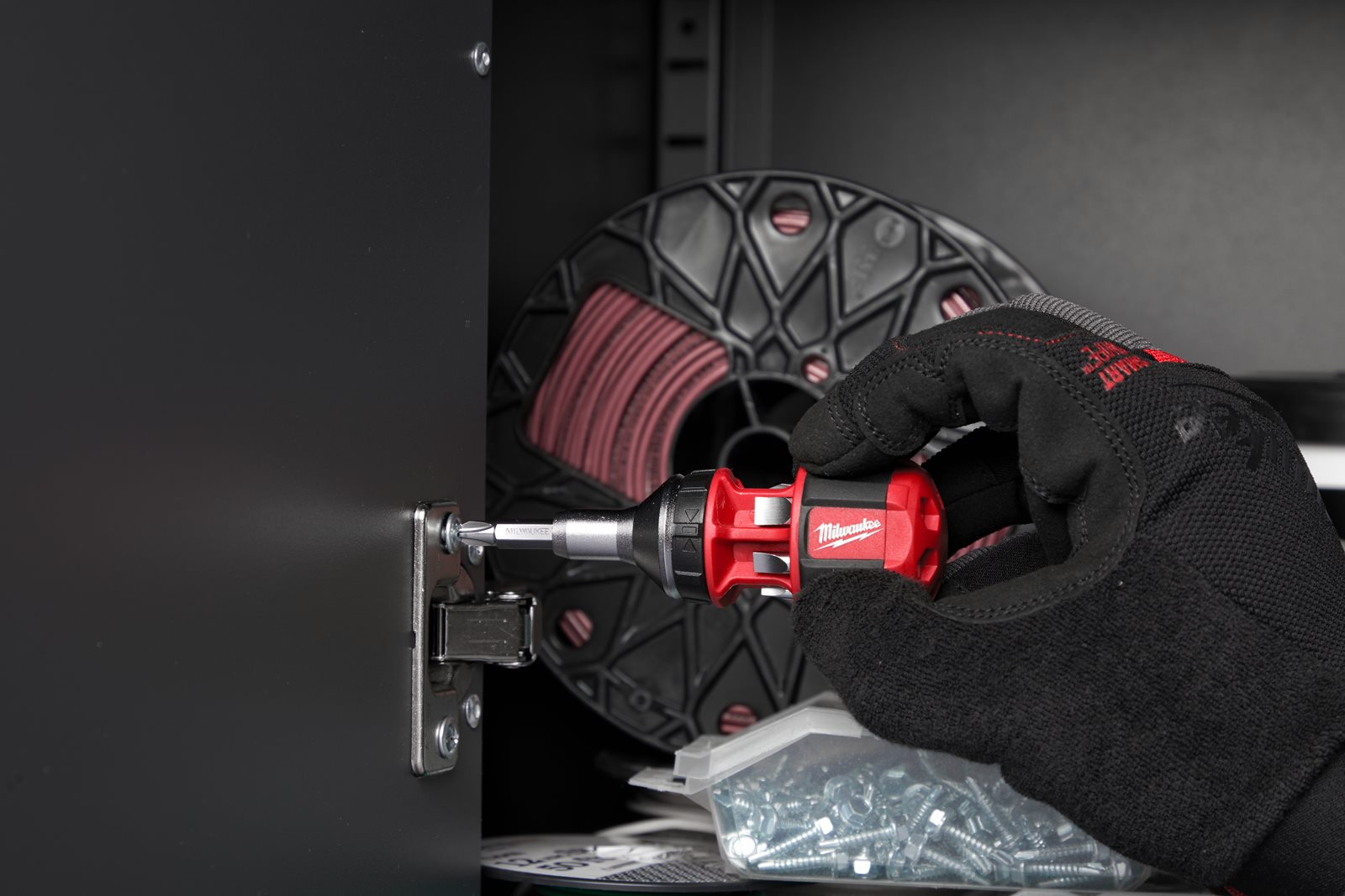 Șurubelniță compactă cu clichet 8 în 1 1pc Milwaukee - in utilizare 1