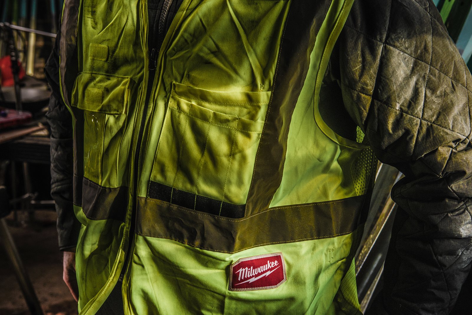 Vestă de înaltă vizibilitate S / M Milwaukee 4932471889 - in utilizare 1