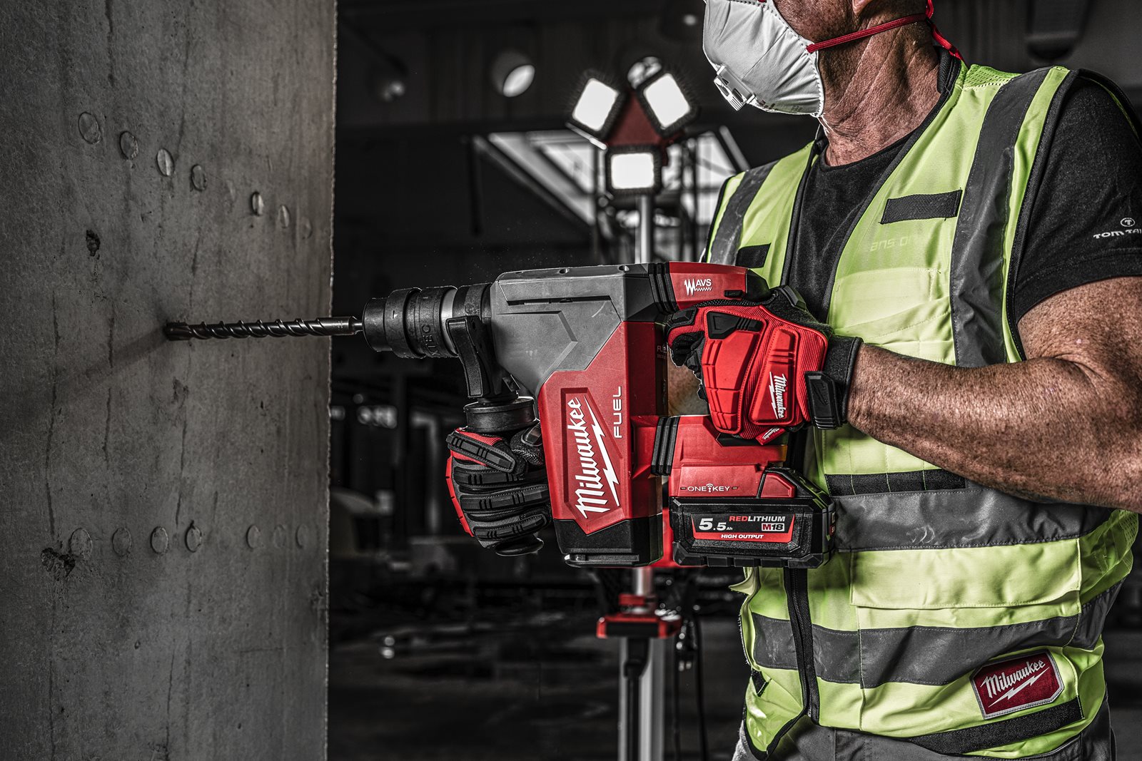 Vestă de înaltă vizibilitate S / M Milwaukee 4932471889 - in utilizare 2