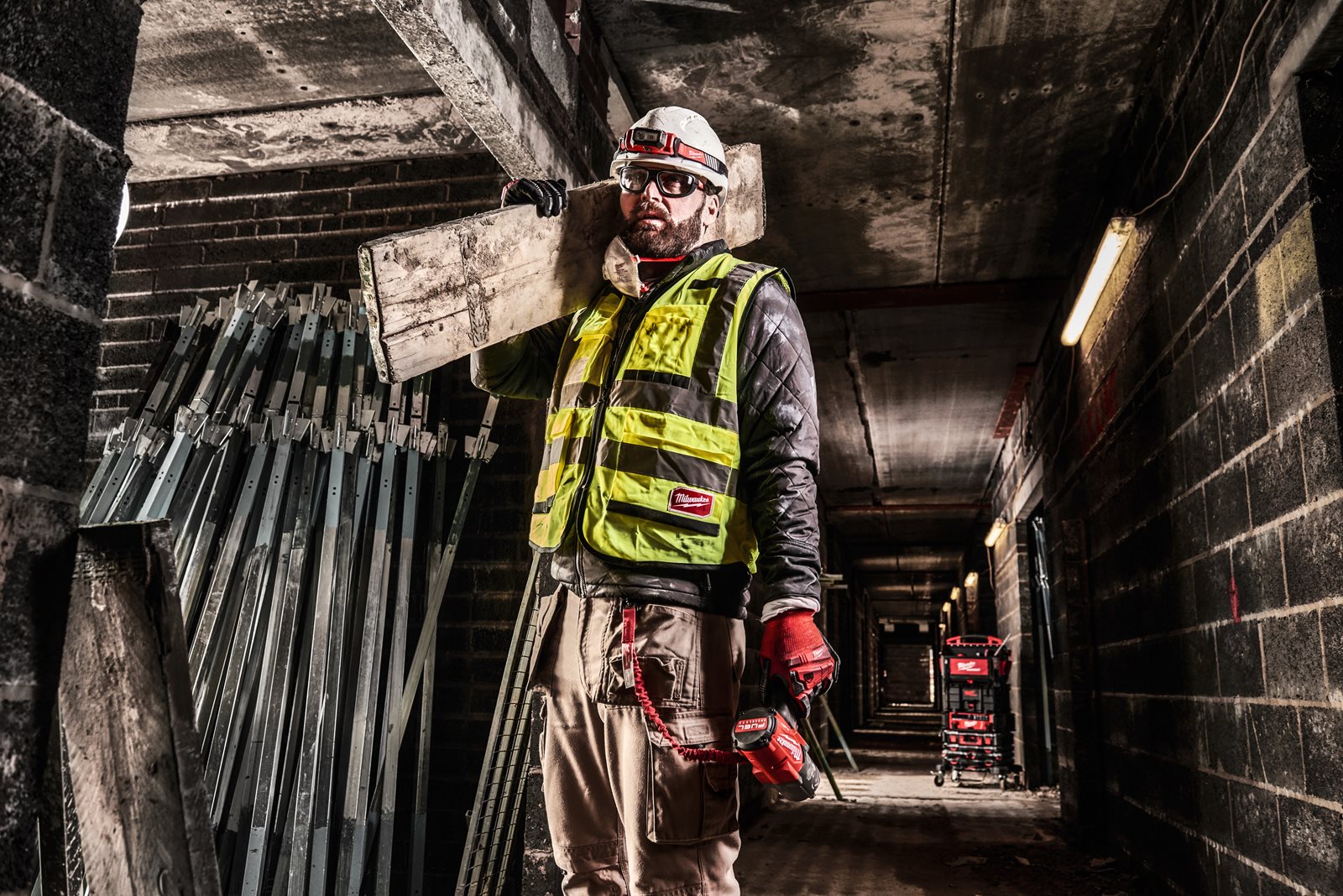 Vestă de înaltă vizibilitate premium S / M Milwaukee 4932471895 - in utilizare 1