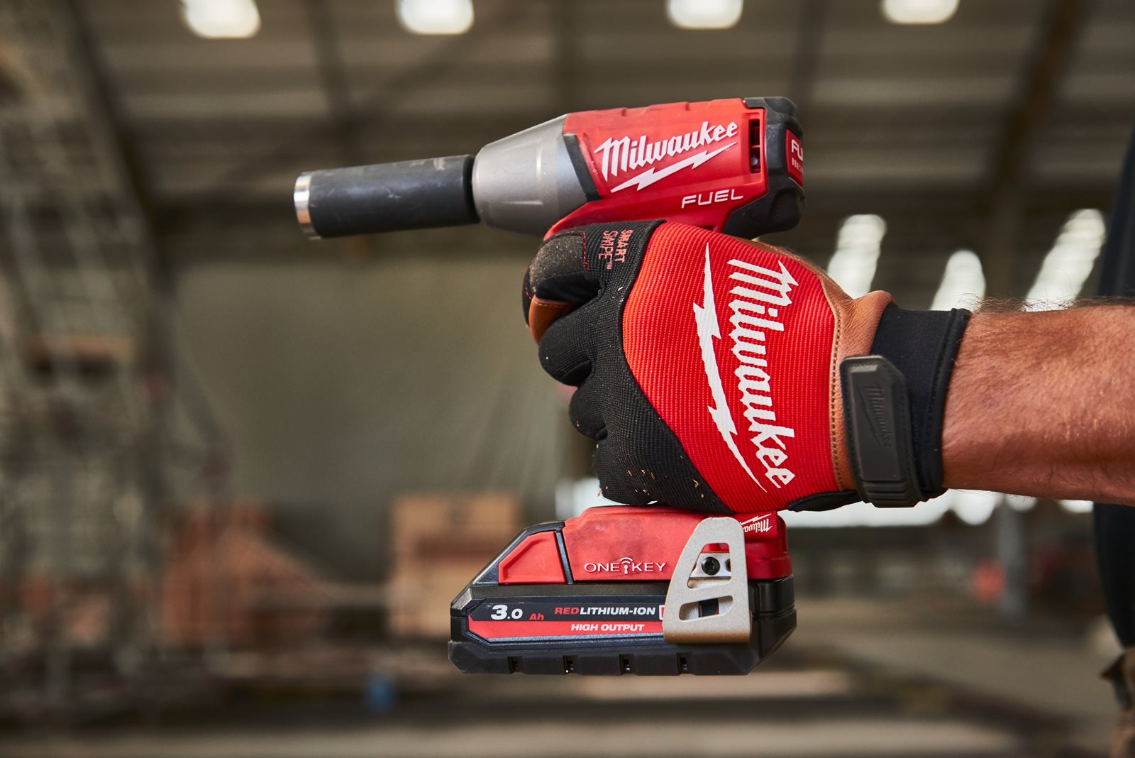 Mănuși de protecție hibrid din piele 1pc Milwaukee 4932471912 - in utilizare 1