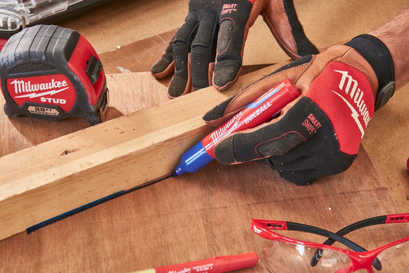 Mănuși de protecție hibrid din piele 1pc Milwaukee 4932471912 - in utilizare 3