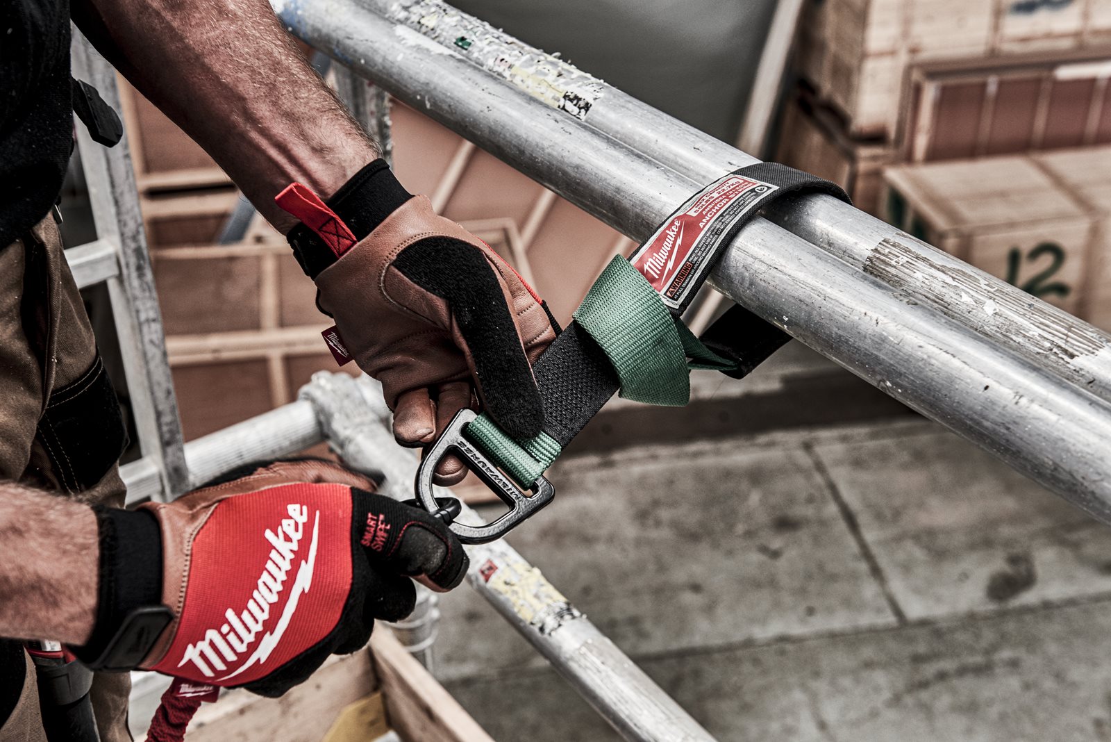 Mănuși de protecție hibrid din piele 1pc Milwaukee 4932471912 - in utilizare 4