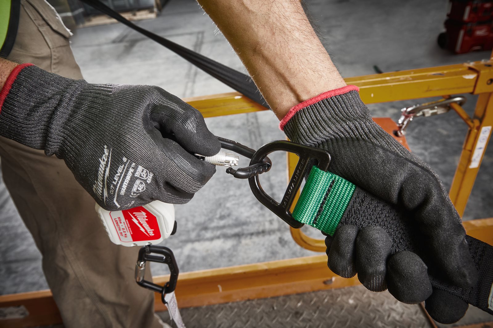 Coardă retractabilă 2.2 kg 1pc Milwaukee - in utilizare 3