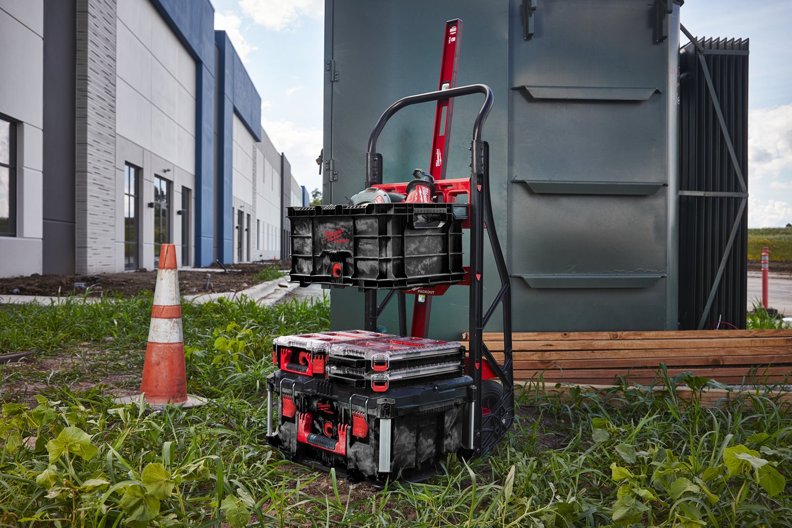 Cărucior cu 2 roți PACKOUT Milwaukee - in utilizare 1