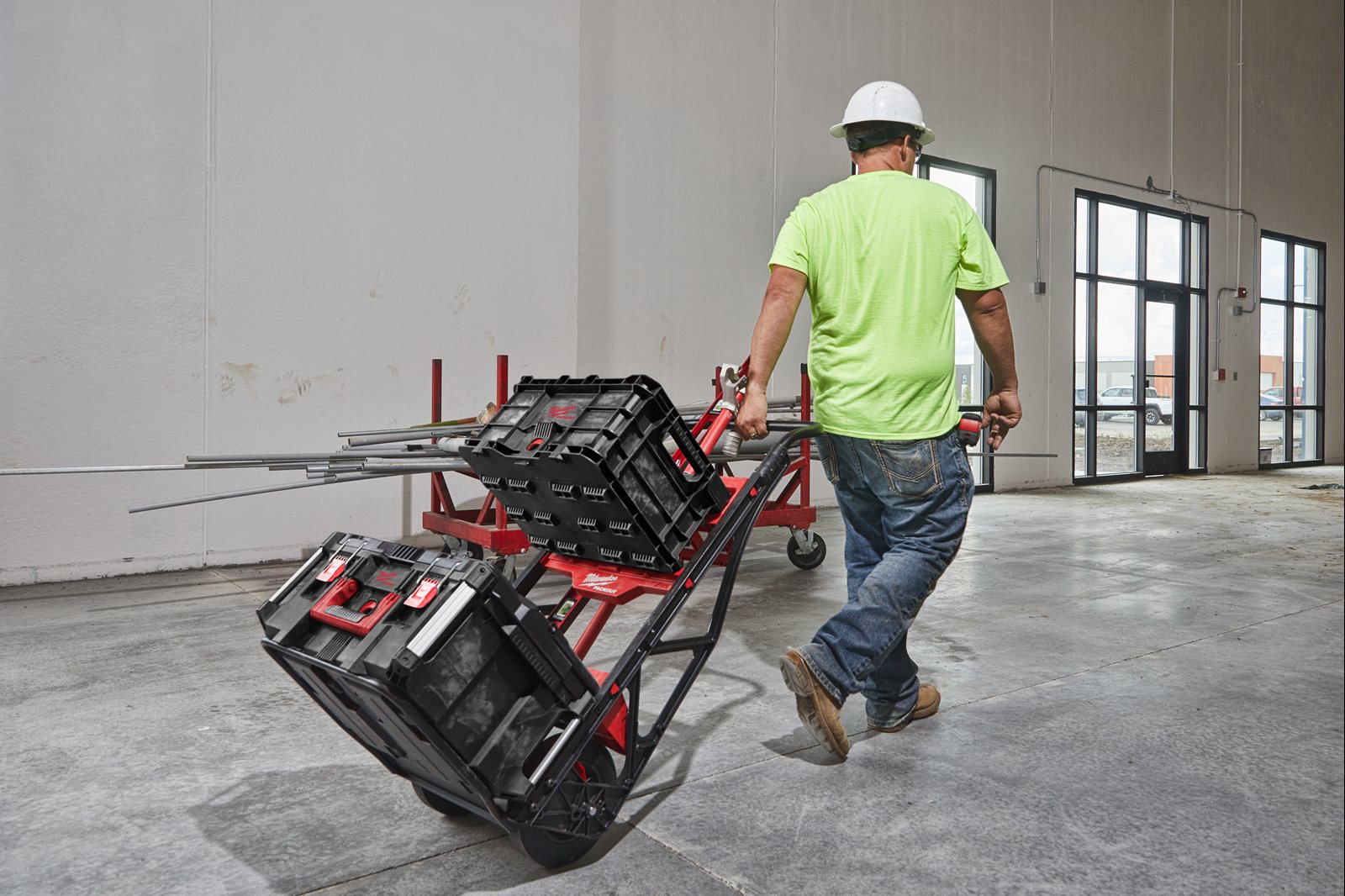 Cărucior cu 2 roți PACKOUT Milwaukee - in utilizare 3