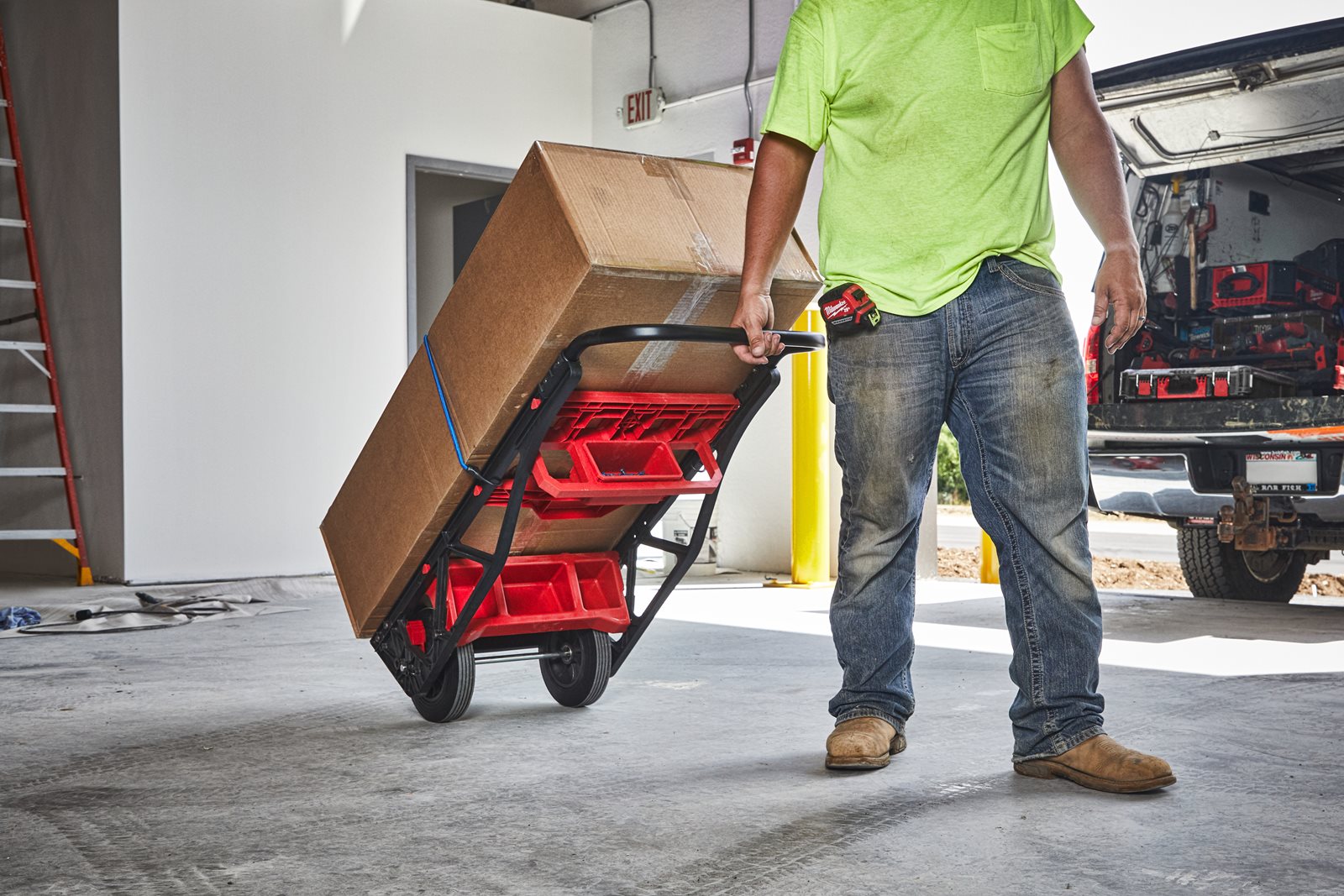 Cărucior cu 2 roți PACKOUT Milwaukee - in utilizare 4