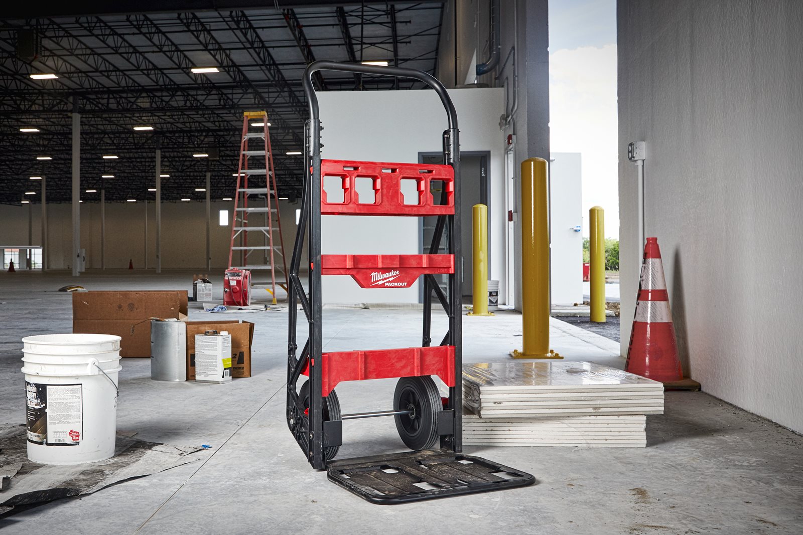 Cărucior cu 2 roți PACKOUT Milwaukee - in utilizare 5