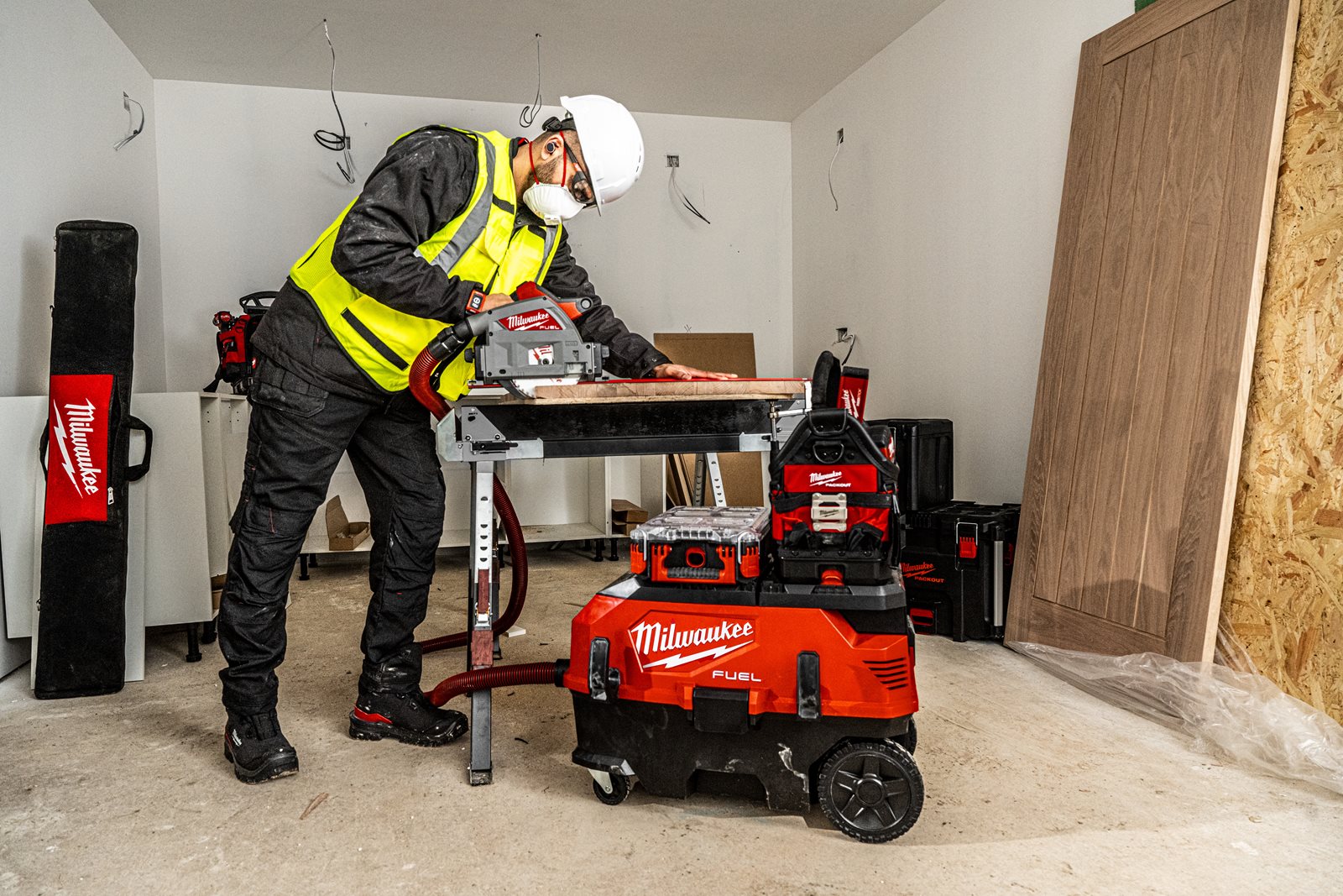 Cască de protecție BOLT 100 Fără curea de bărbie Milwaukee 4932478122 - in utilizare 1
